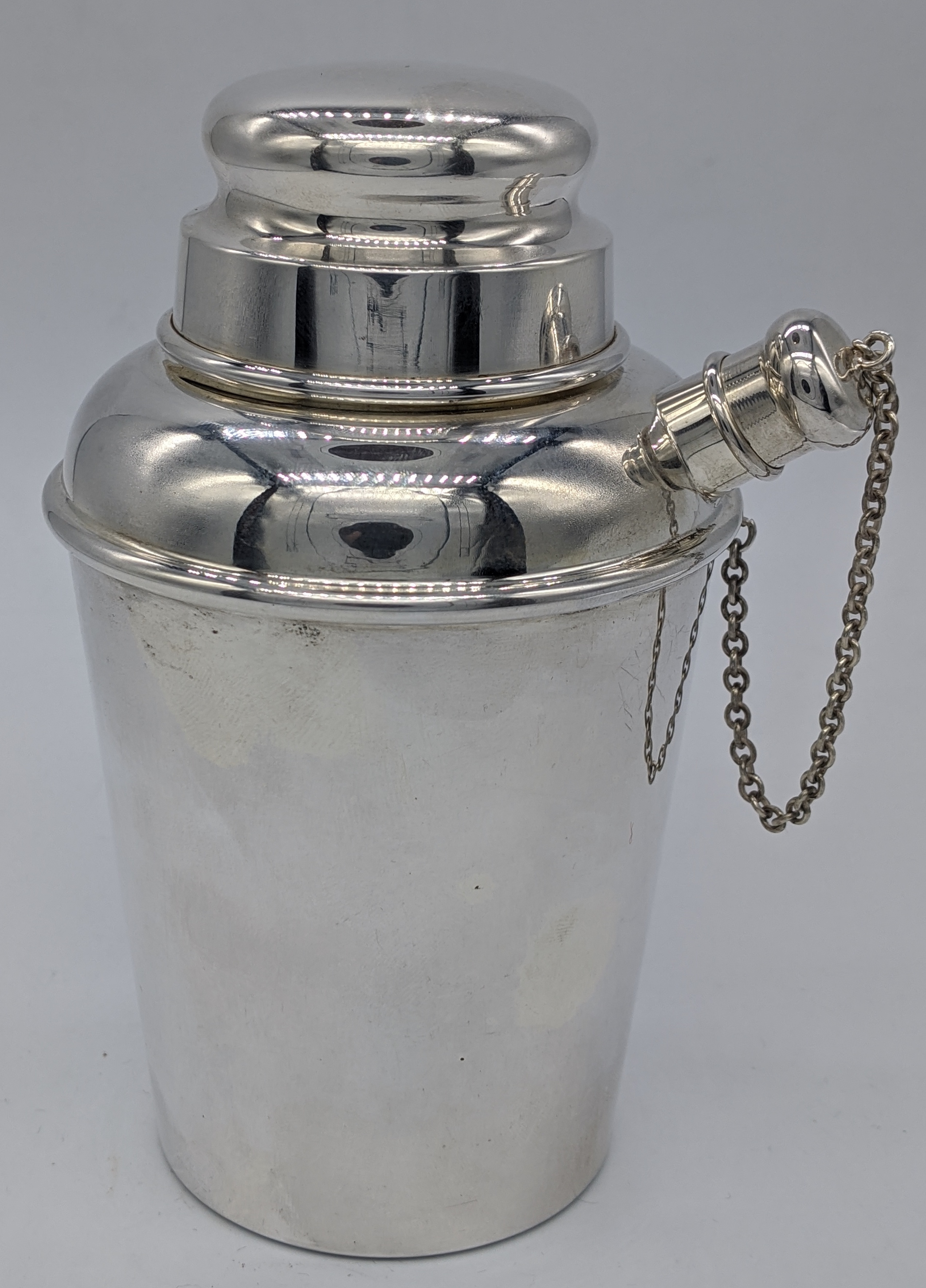 A Sterling Silver cocktail shaker by Shreve Crump & Co of Boston, Massachusetts, 148g, H.13.5cm