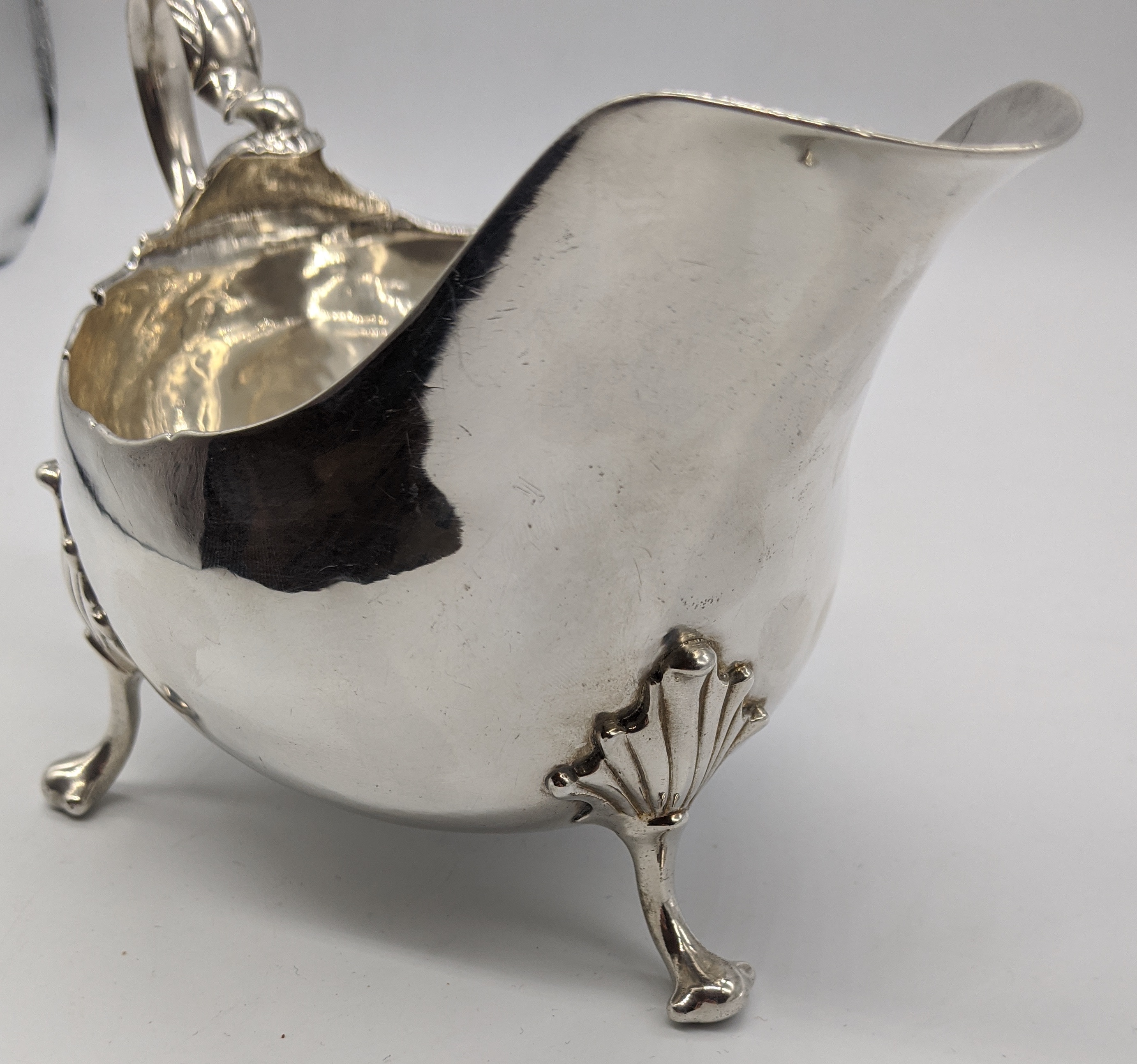 A pair of 18th century Irish silver sauceboats, hallmarked Dublin, 548g, H.10cm L.18.5cm W.11cm - Image 2 of 6