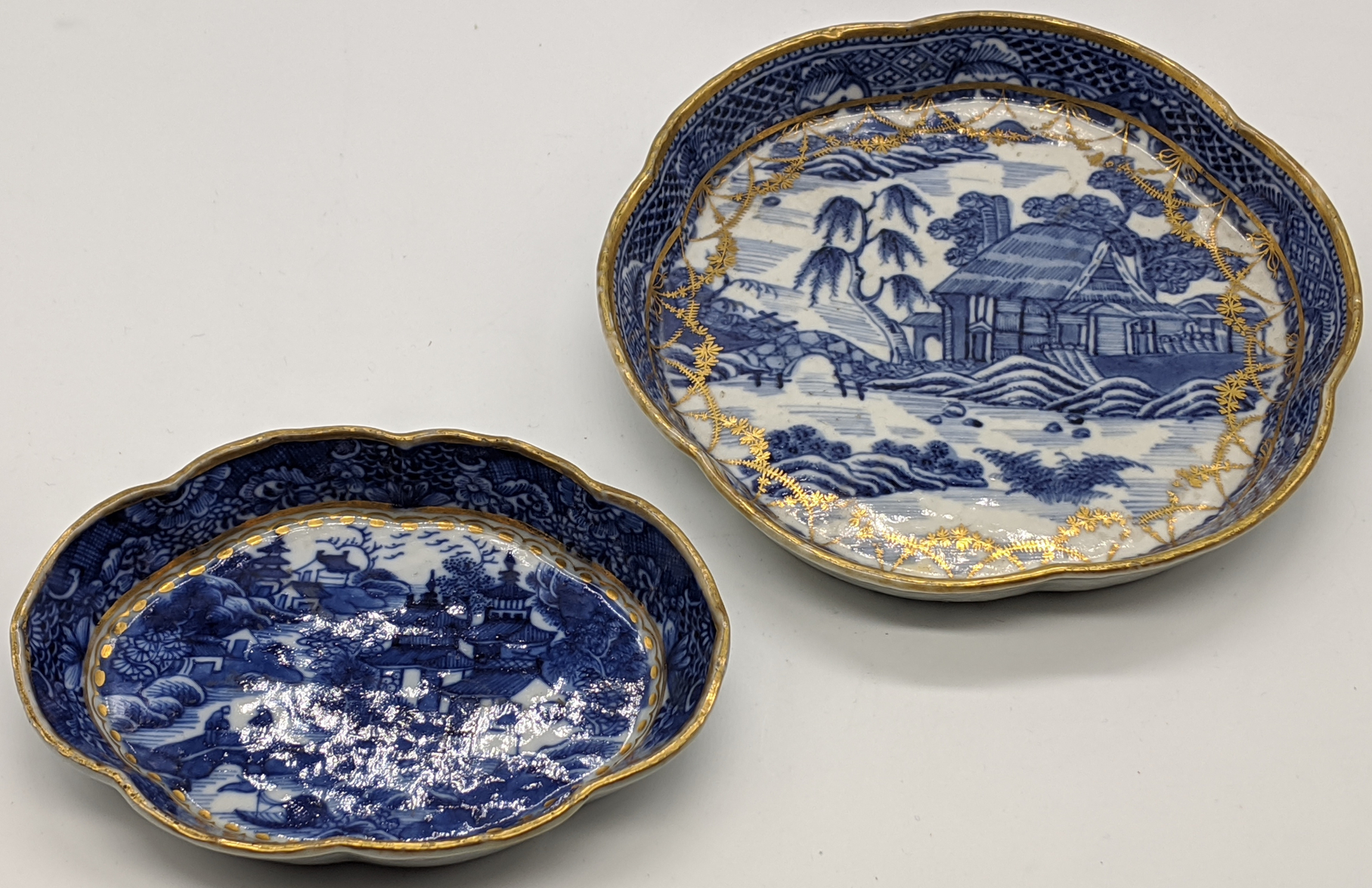 Two 19th century Chinese blue and white porcelain dishes, D.14cm