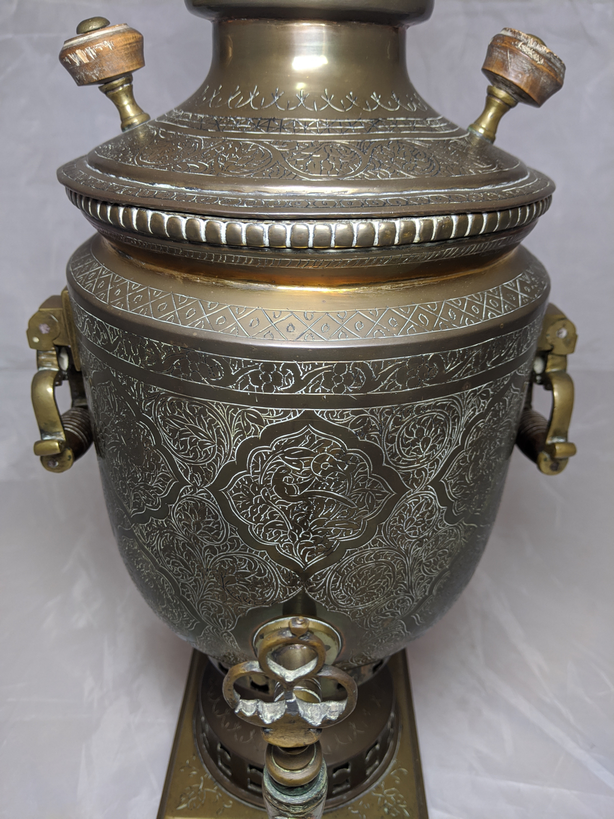 A Russian samovar made for the Qajar Persian market, early 20th century , engraved with stylised - Image 5 of 5