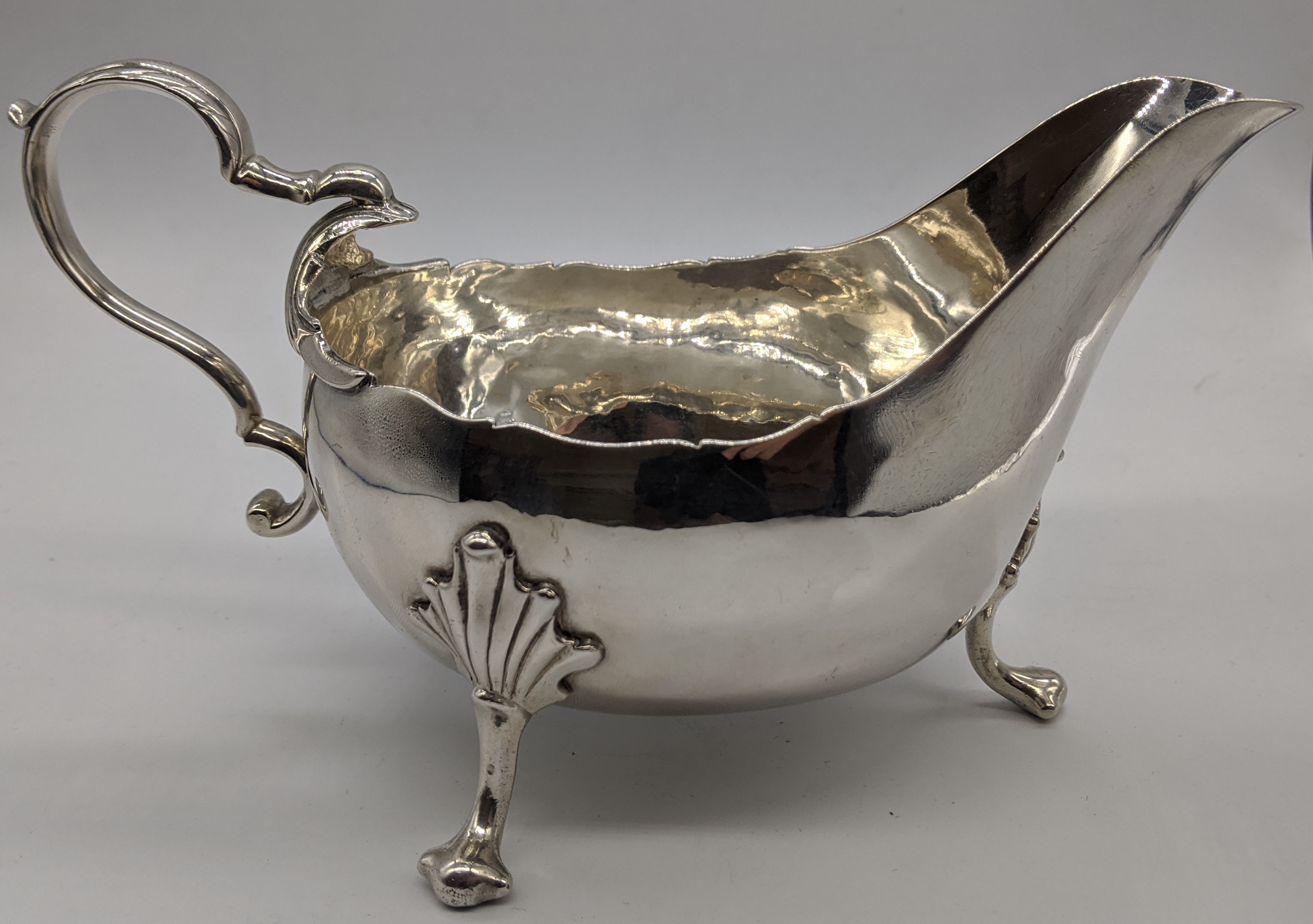 A pair of 18th century Irish silver sauceboats, hallmarked Dublin, 548g, H.10cm L.18.5cm W.11cm - Image 4 of 6