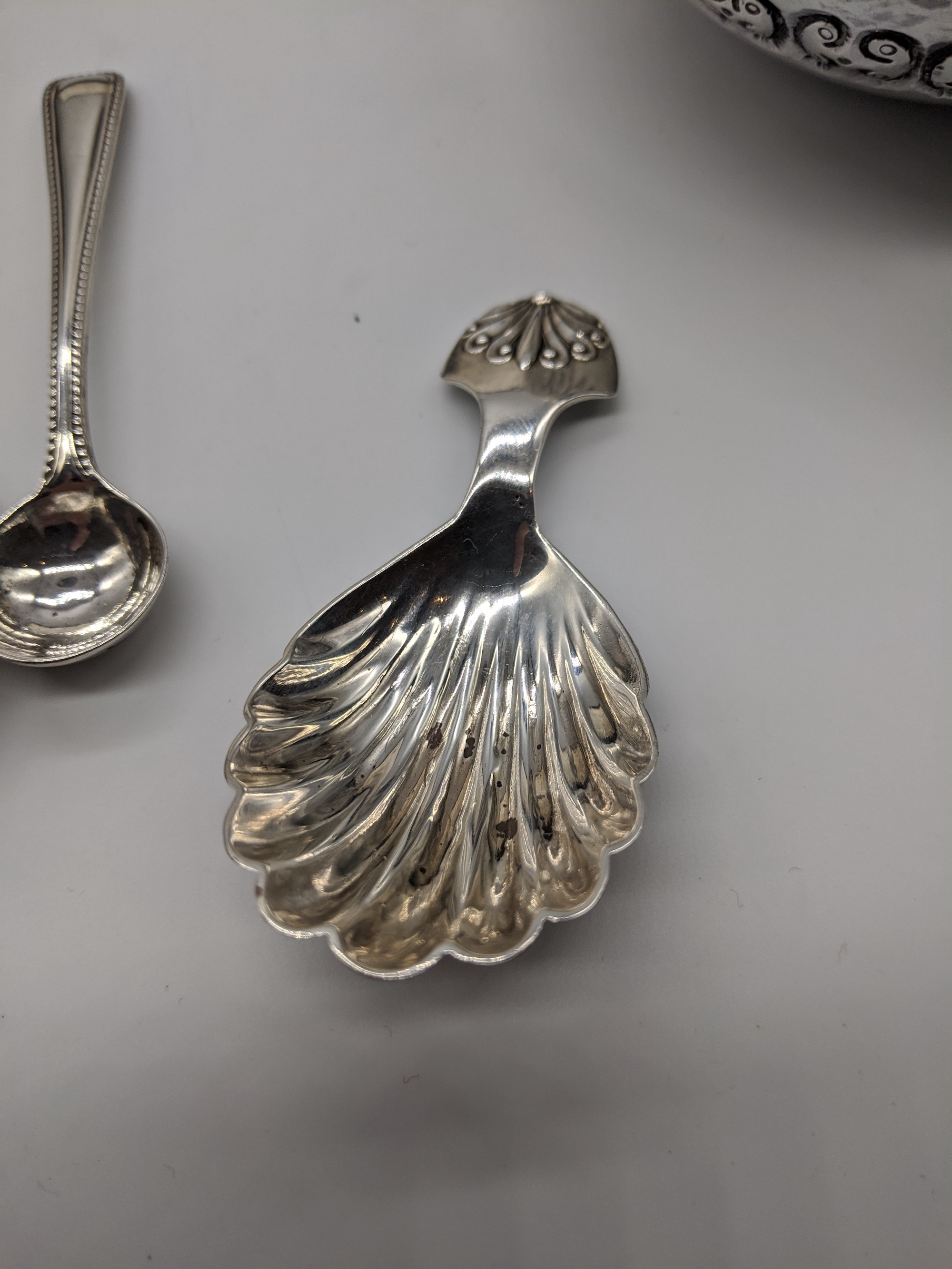 A collection of silver to include a cased set of 12 spoons (tongs not original), 6 teaspoons, a - Image 5 of 6