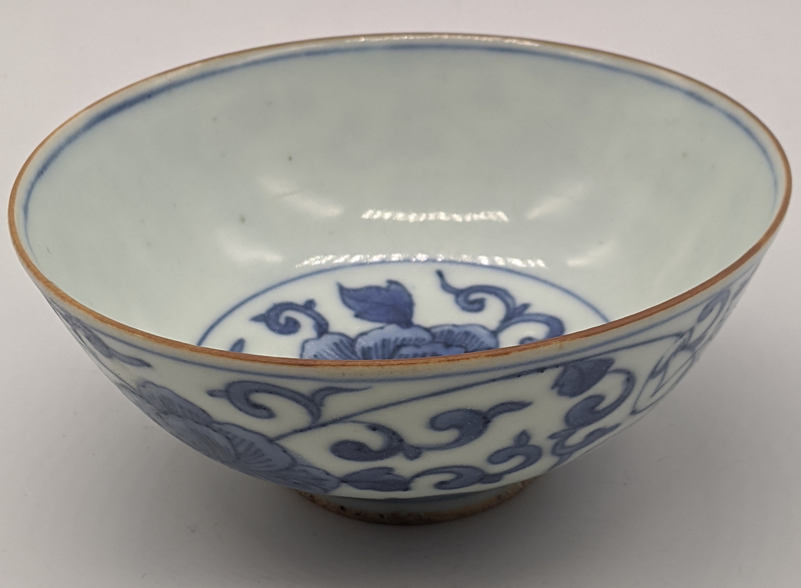 A Chinese Wanli period blue and white porcelain bowl with flora and figural scrolling decoration,