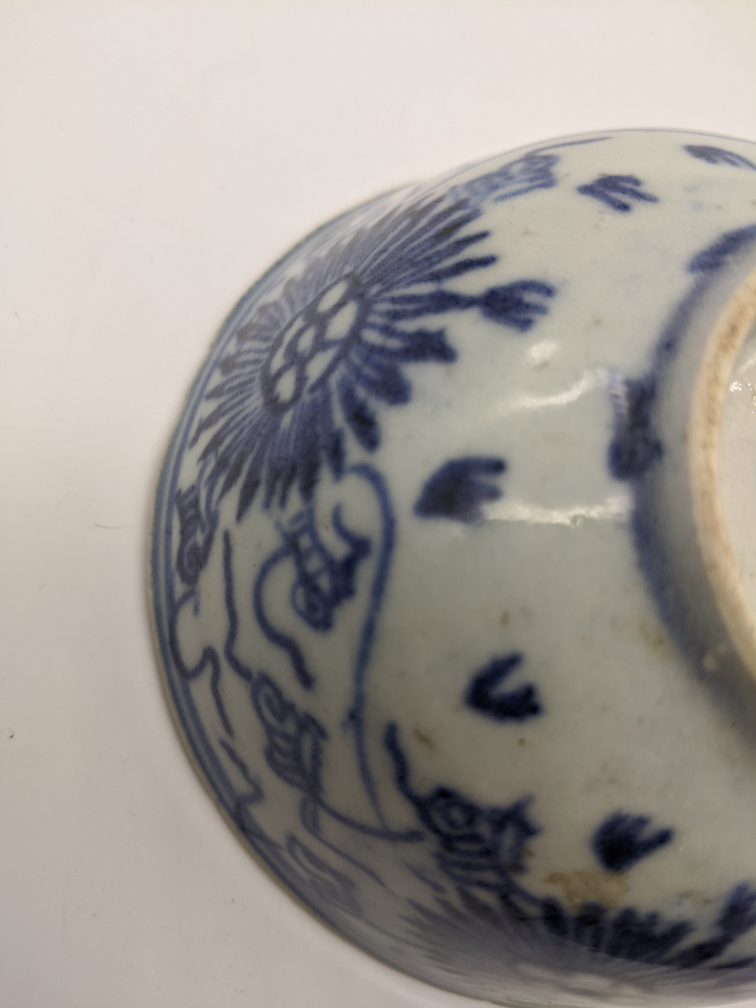 A Chinese Kangxi period blue and white porcelain bowl, character mark within double circle to - Image 3 of 5