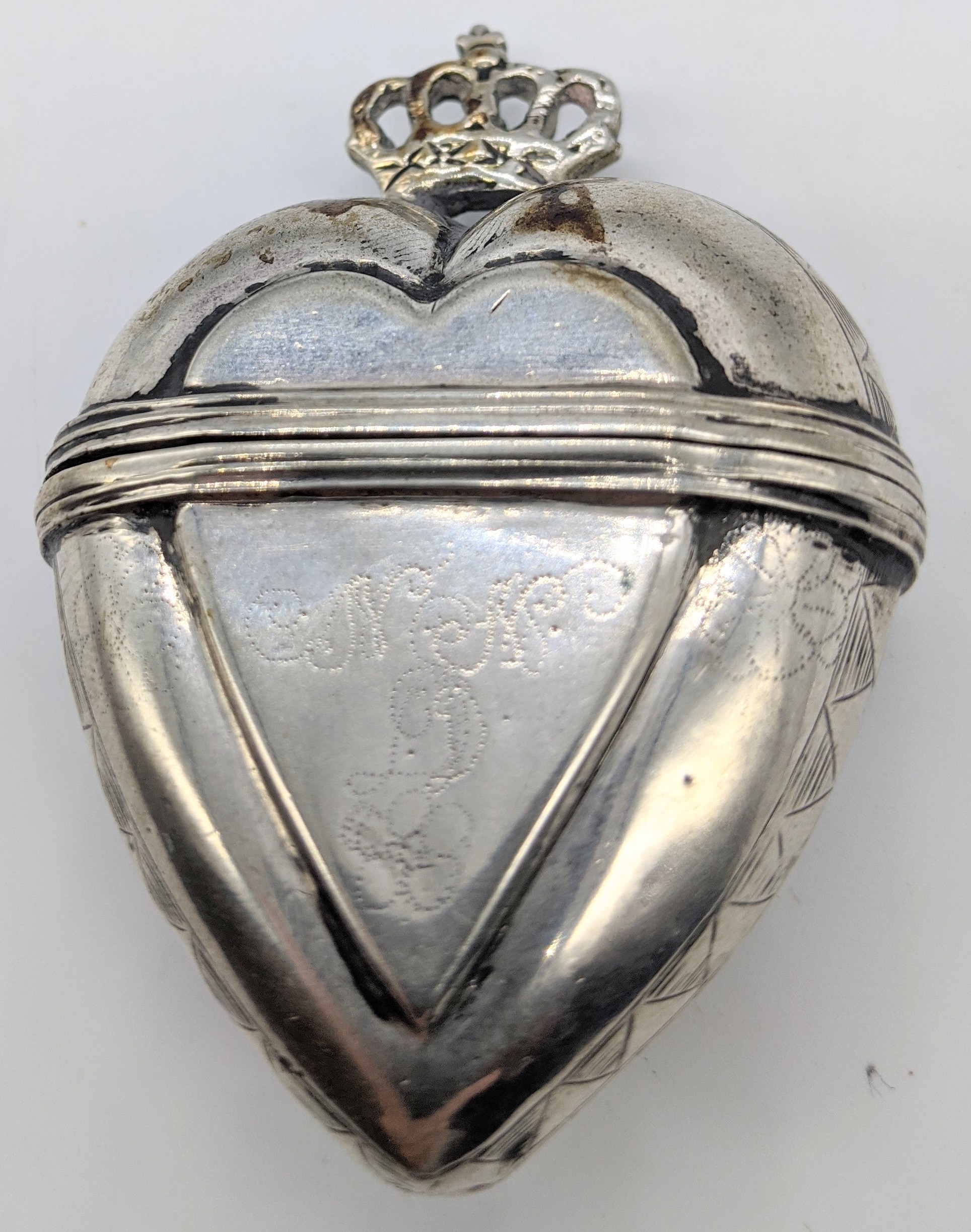 A Continental silver heart box, crown finial, marks to interior lip, 29g, L.6cm