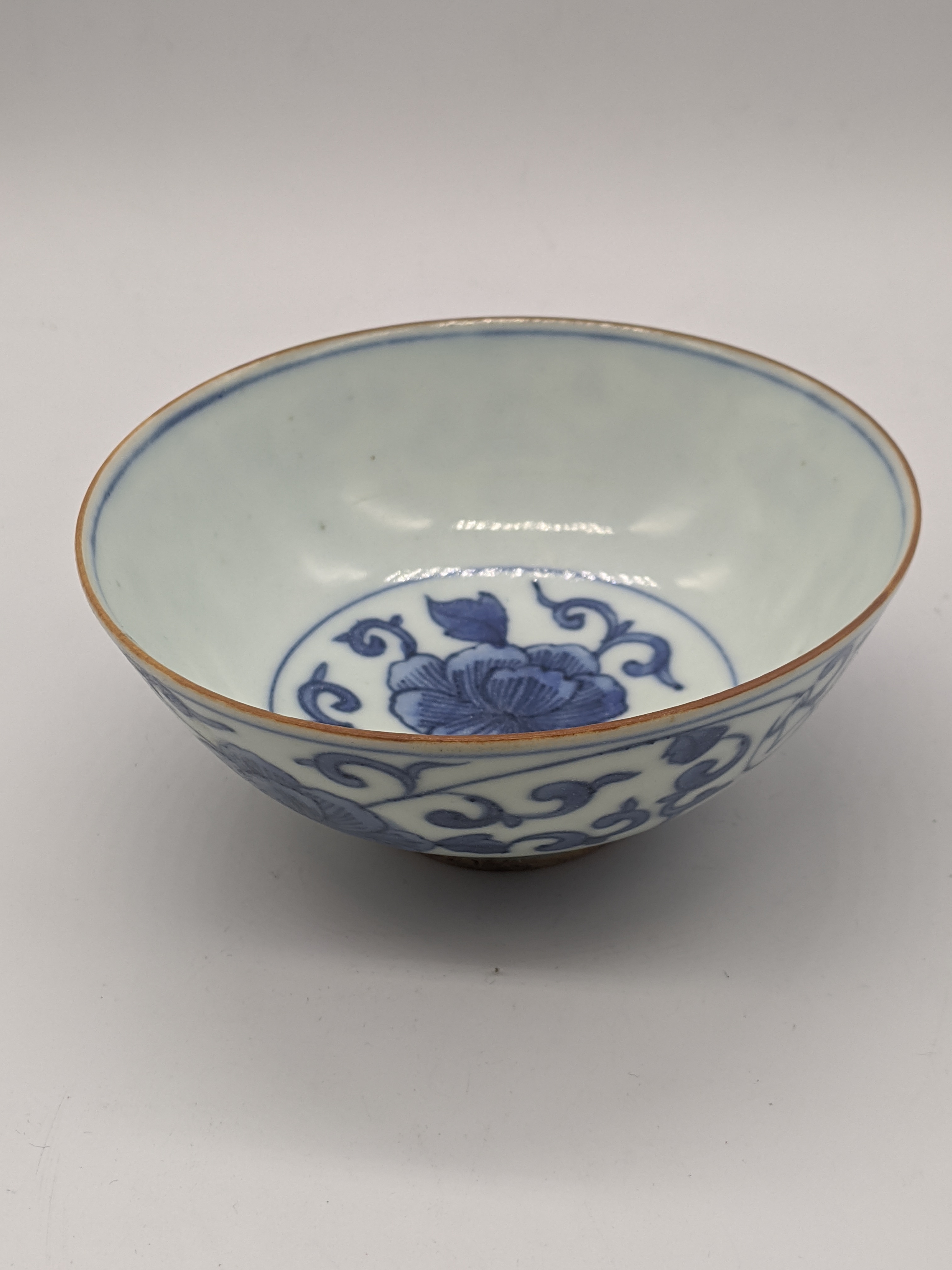 A Chinese Wanli period blue and white porcelain bowl with flora and figural scrolling decoration, - Image 4 of 7