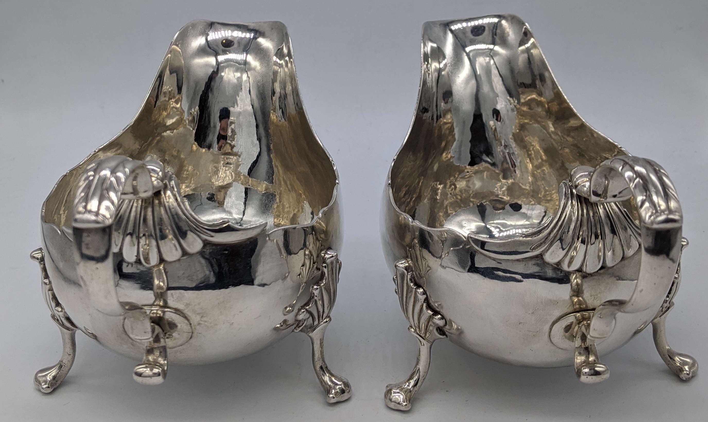 A pair of 18th century Irish silver sauceboats, hallmarked Dublin, 548g, H.10cm L.18.5cm W.11cm - Image 3 of 6