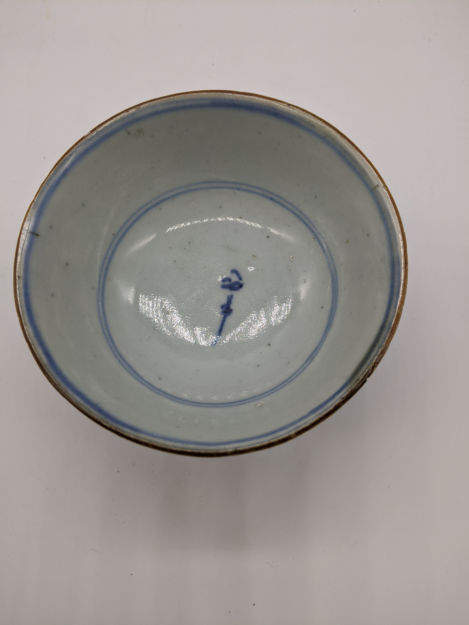 A Chinese Kangxi period blue and white porcelain bowl, character mark within double circle to - Image 4 of 5