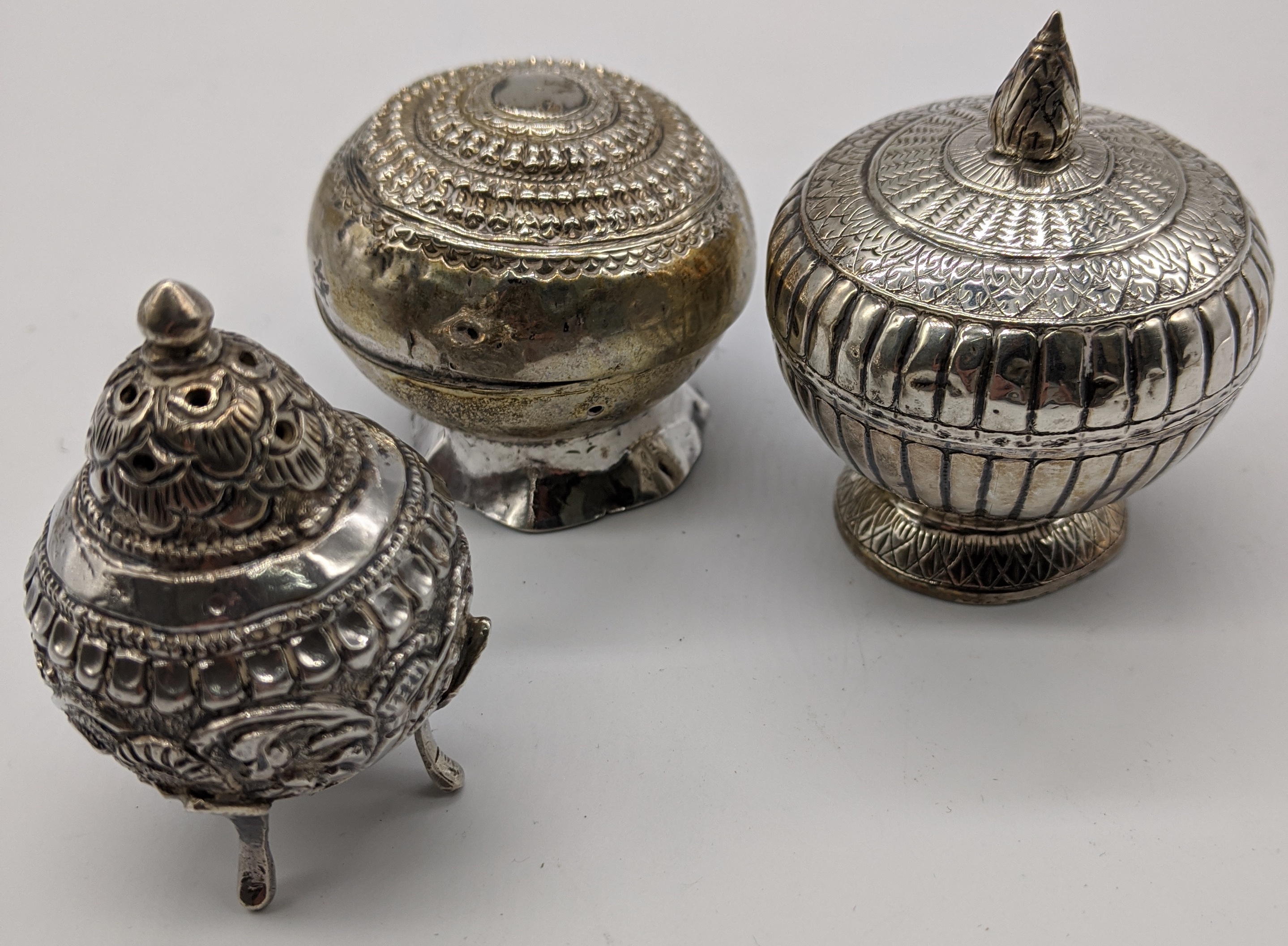 A group of Asian and Eastern silver items, 102g (3)