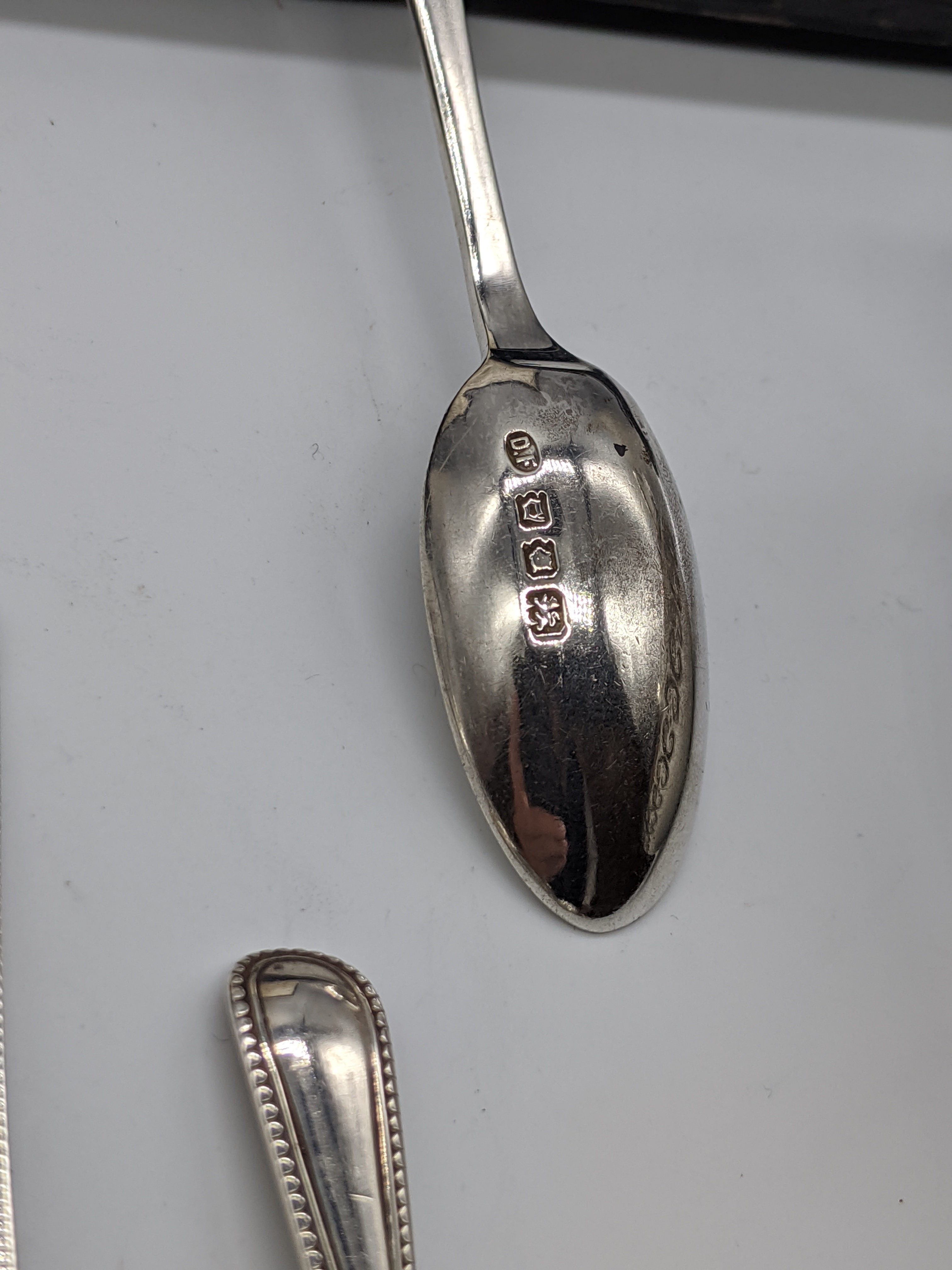 A collection of silver to include a cased set of 12 spoons (tongs not original), 6 teaspoons, a - Image 2 of 6