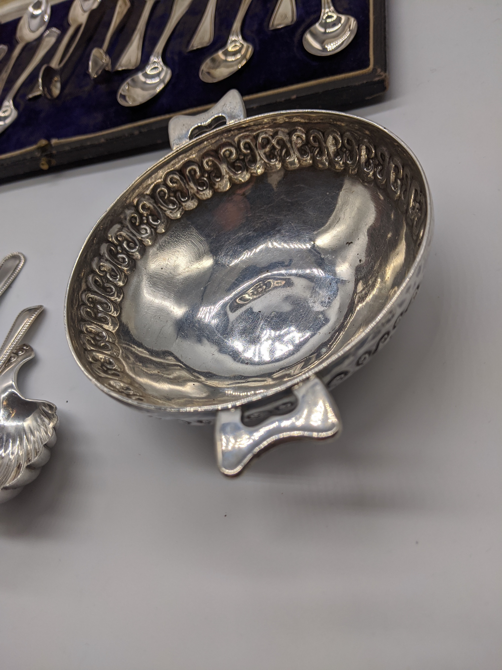 A collection of silver to include a cased set of 12 spoons (tongs not original), 6 teaspoons, a - Image 6 of 6