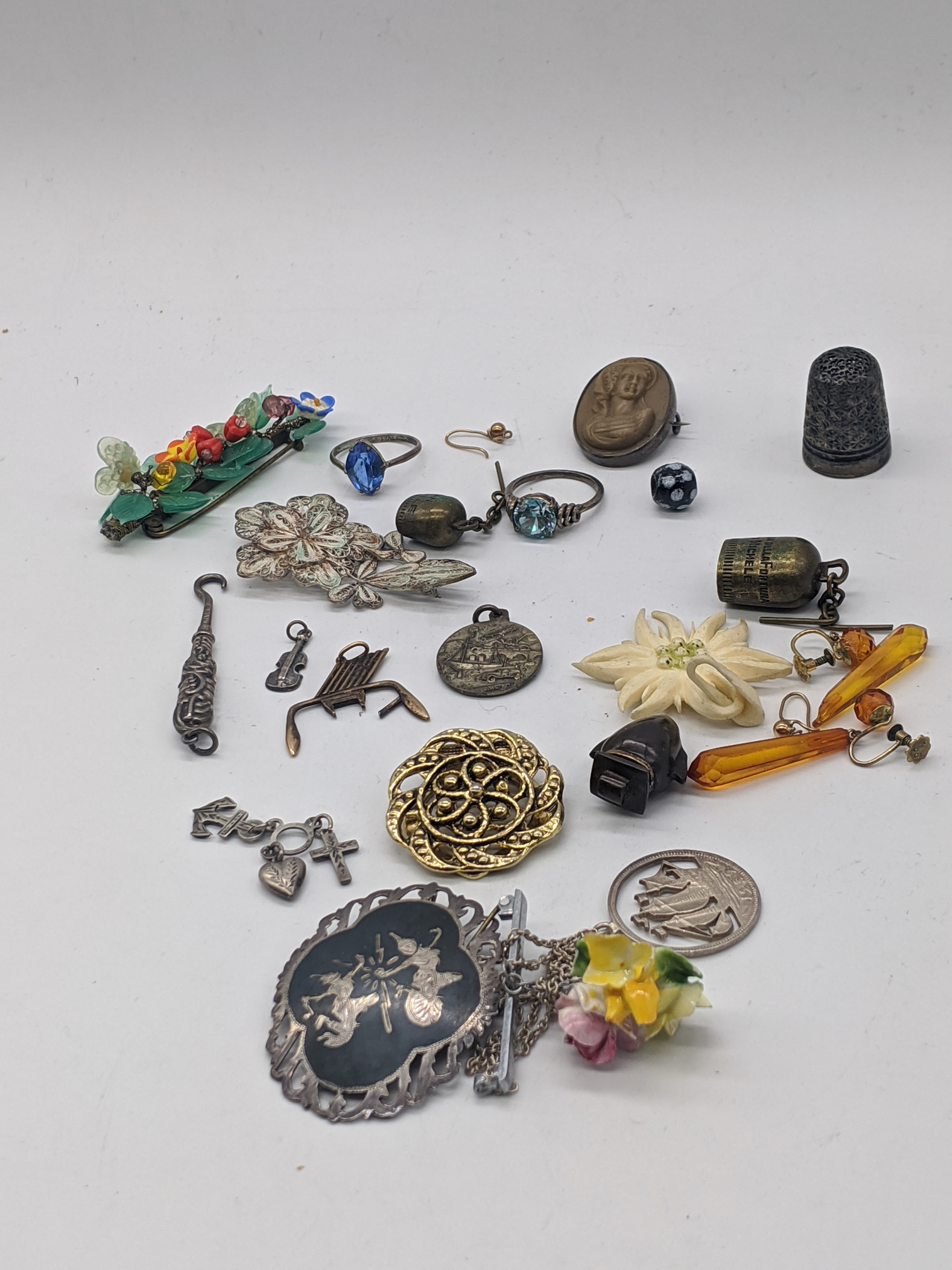 A mixed bag of jewellery items, some silver