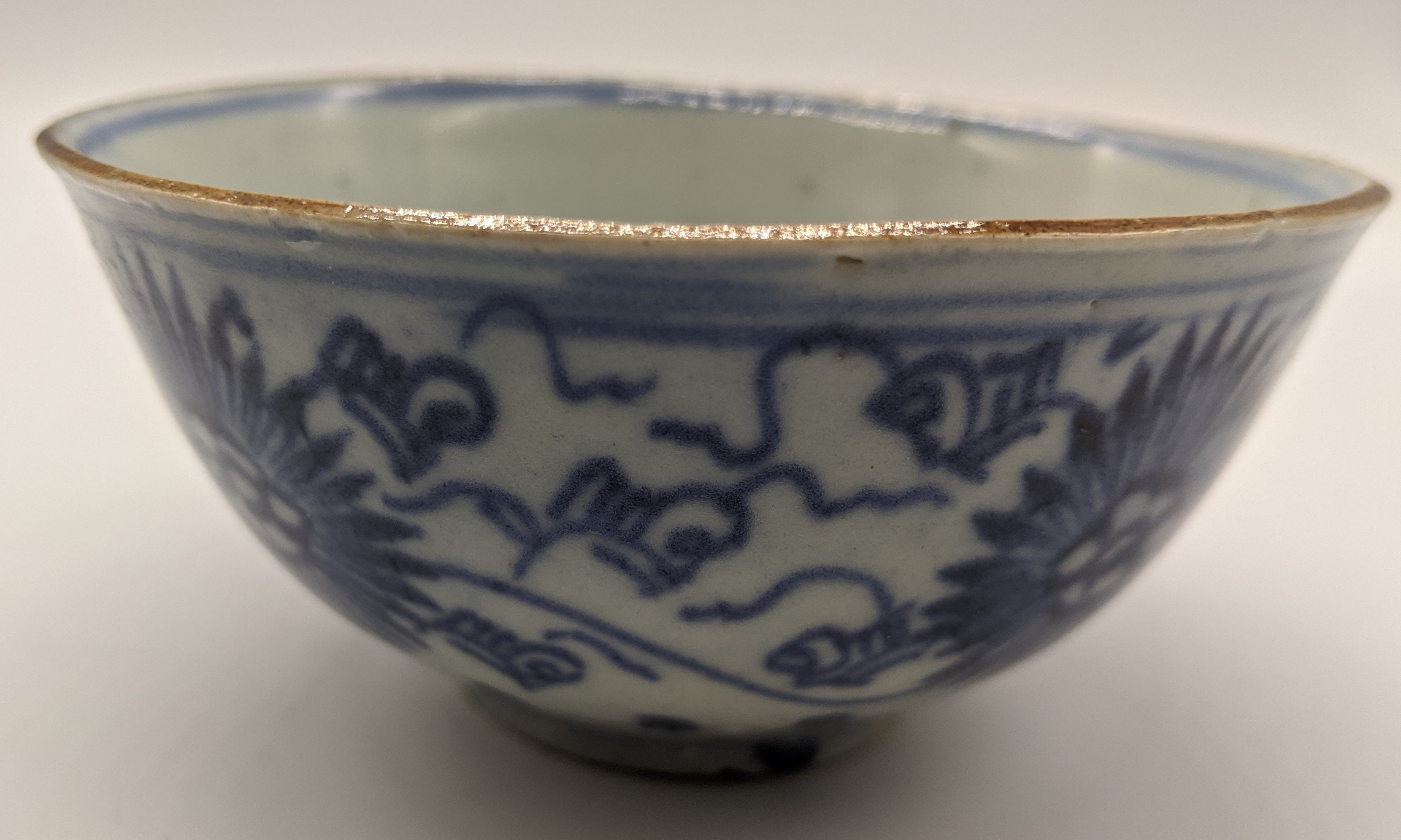 A Chinese Kangxi period blue and white porcelain bowl, character mark within double circle to - Image 5 of 5