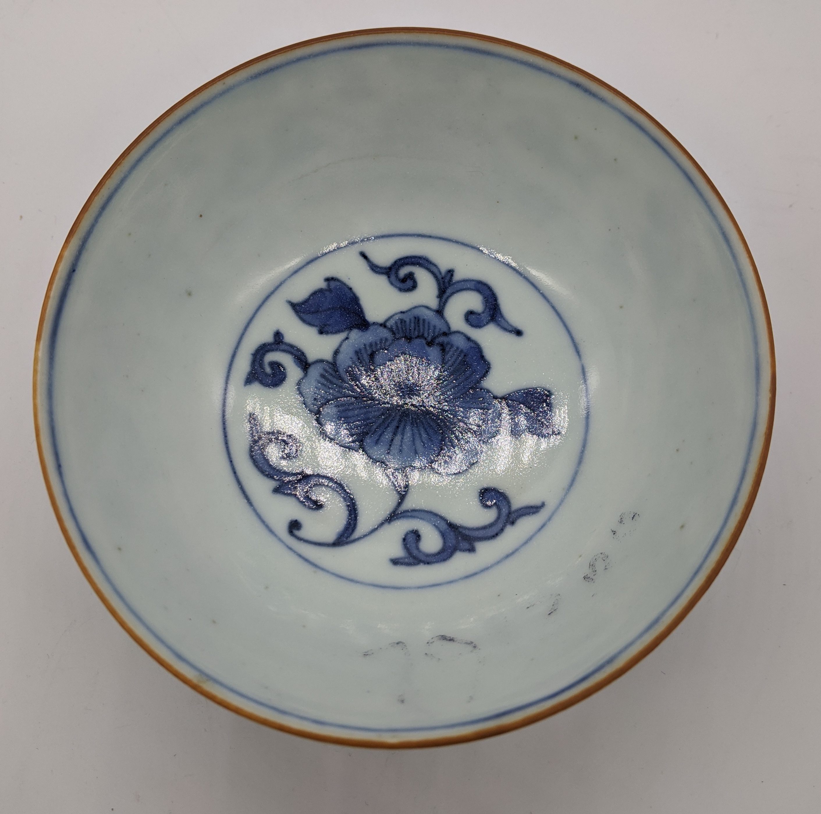 A Chinese Wanli period blue and white porcelain bowl with flora and figural scrolling decoration, - Image 7 of 7