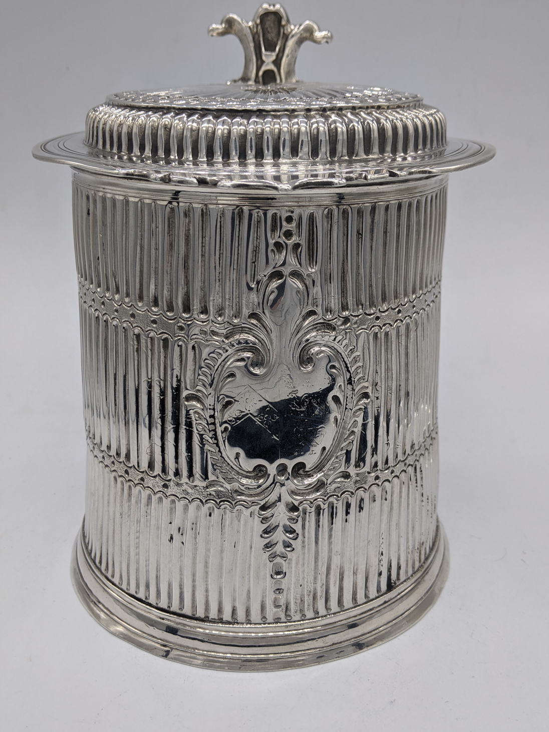 A William III silver tankard with flat top lid, S-shape handle and scrolling thumbpiece, the - Image 9 of 12