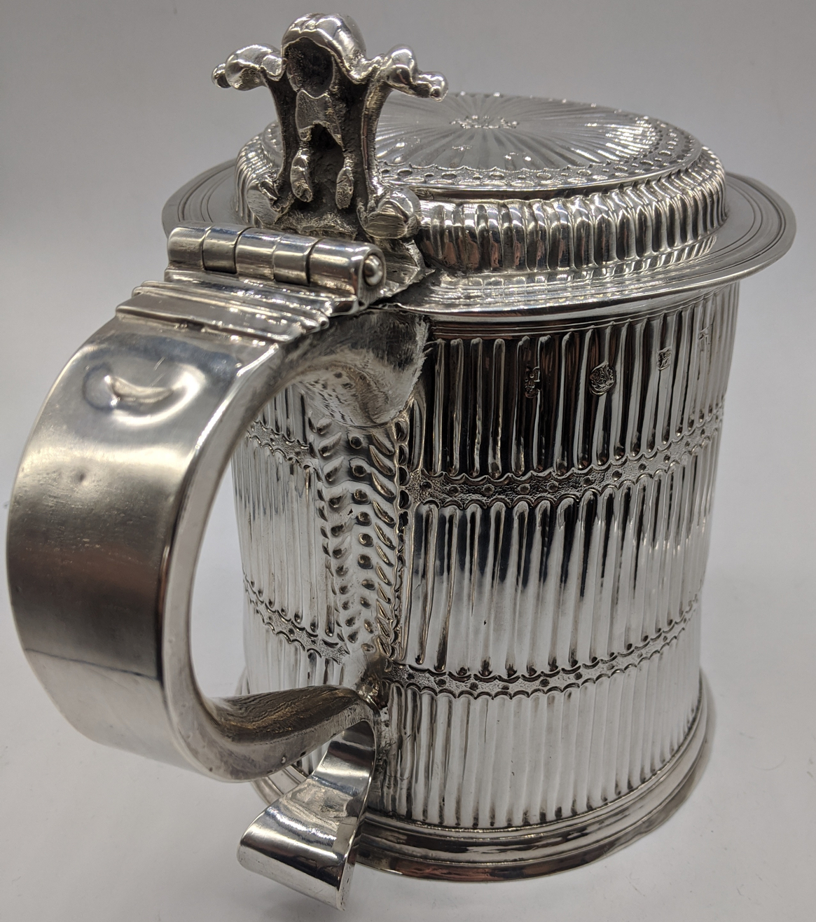 A William III silver tankard with flat top lid, S-shape handle and scrolling thumbpiece, the - Image 10 of 12