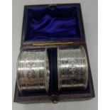 A pair of cased Victorian silver napkin rings, hallmarked Sheffield, 1876, 47.5g, D.4.5cm