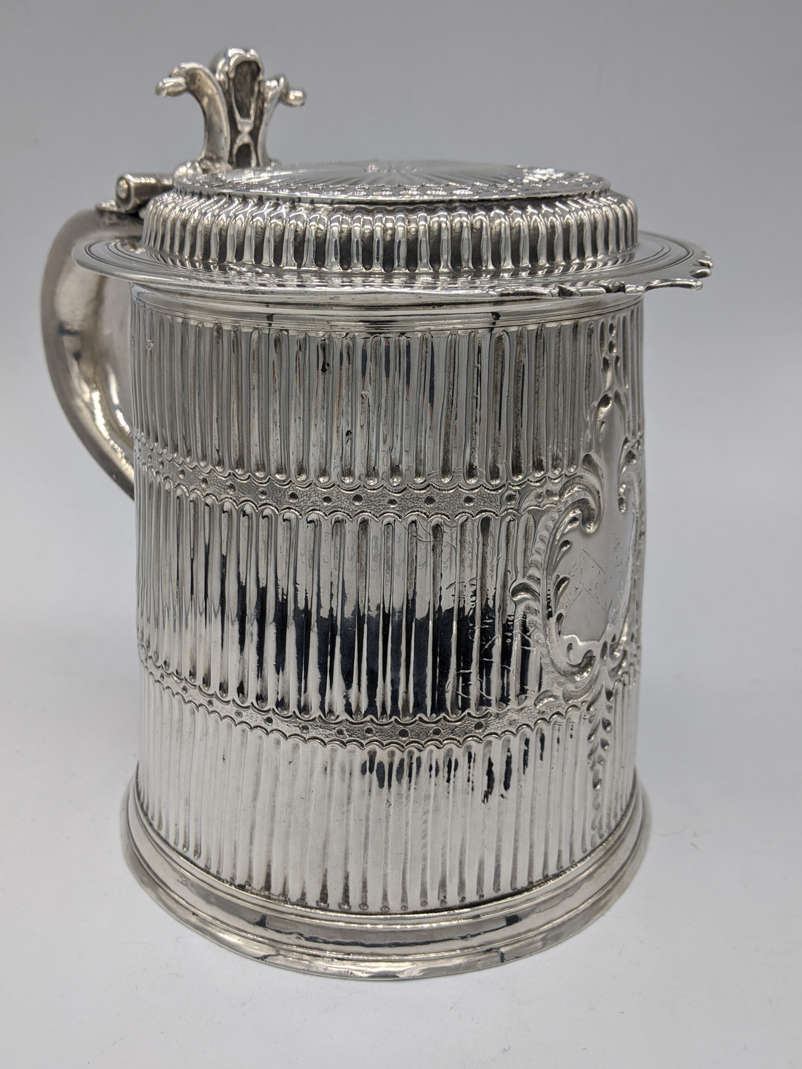 A William III silver tankard with flat top lid, S-shape handle and scrolling thumbpiece, the - Image 7 of 12