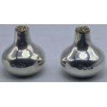 A Stuart Devlin silver pepperette and salt shaker, baluster form, gilt tops, hallmarked London,