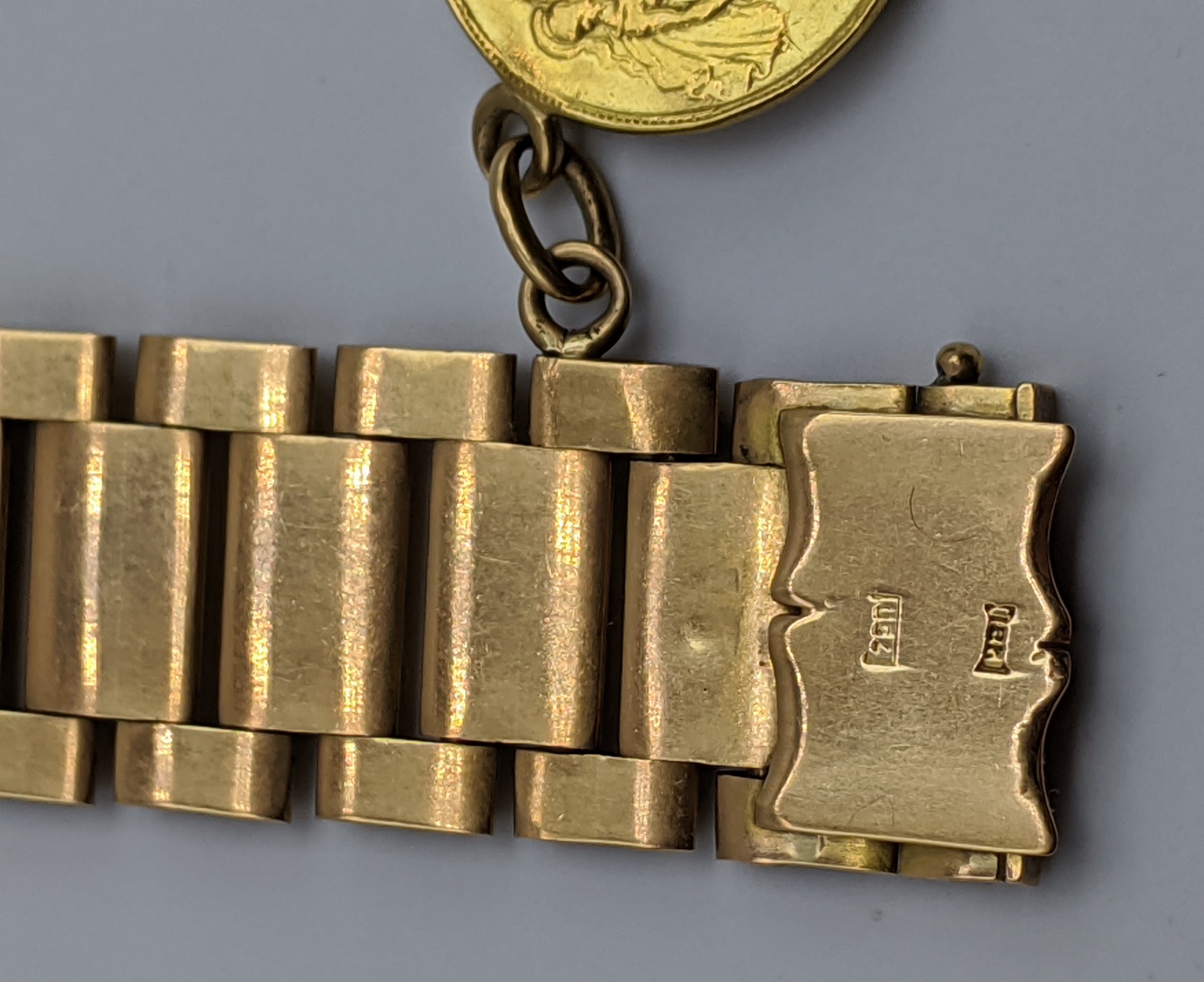 An 18ct yellow gold bracelet mounted with two half sovereigns, 53g, L.20cm W.1.5cm - Image 3 of 3