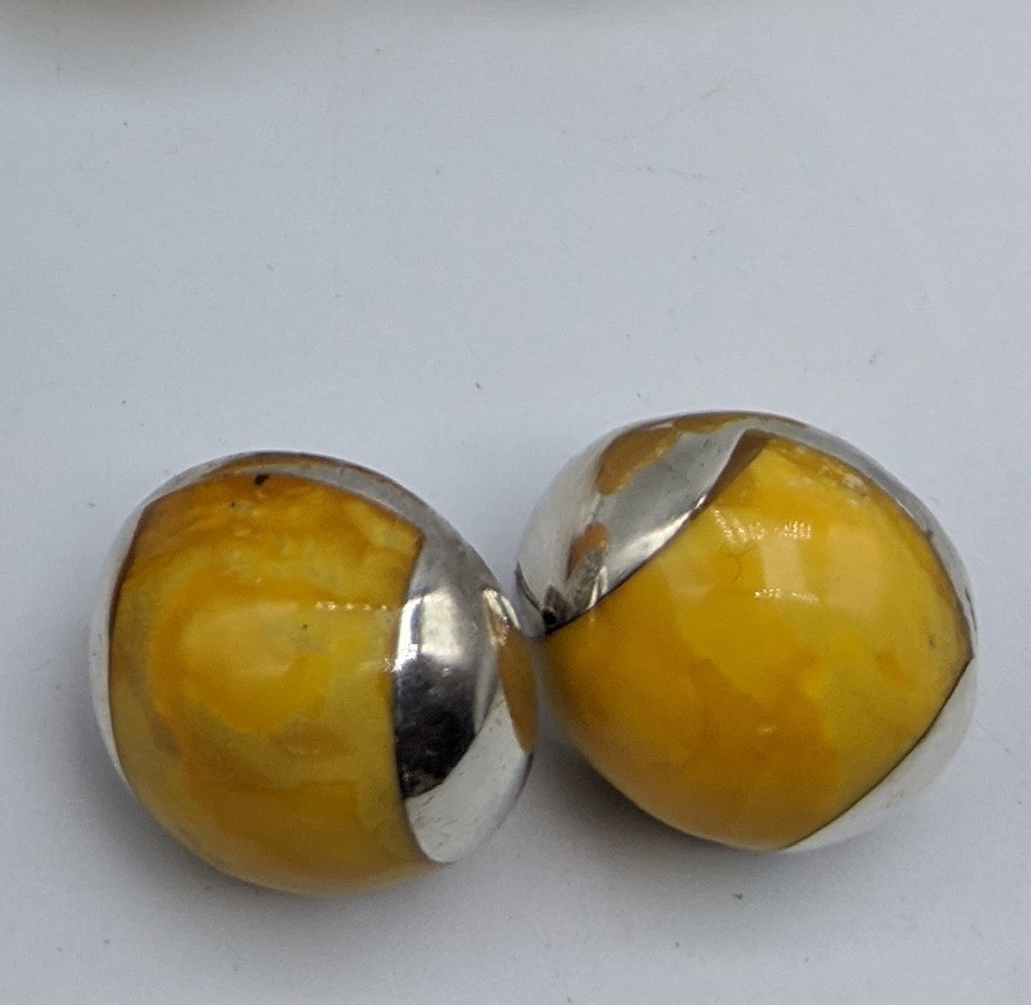 An amber bead bracelet (51g), together with two amber beads (13g) and a pair of amber earrings - Image 4 of 4