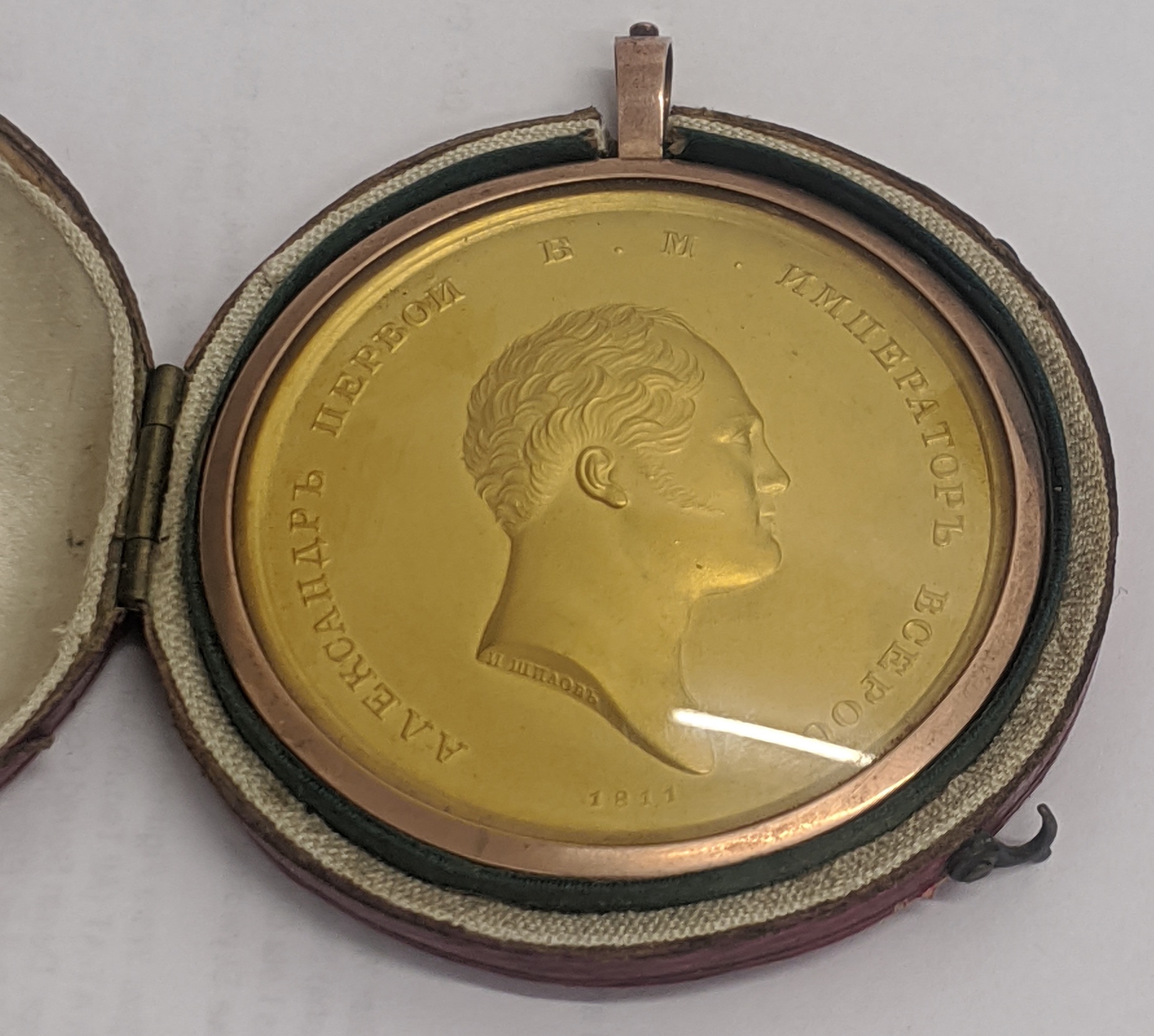 A Russian Alexander I yellow metal medallion within rose gold mounted and red leather case, D.5cm