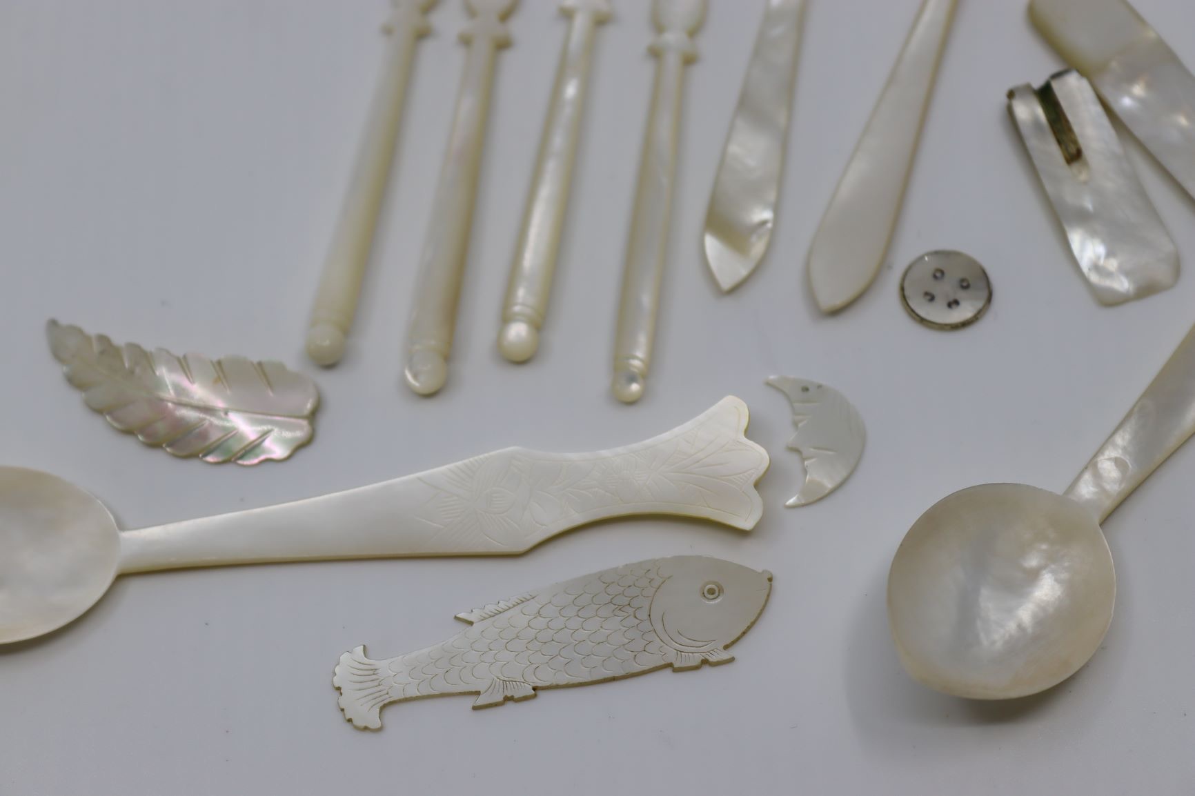 A collection of mother of pearl spoons, forks, Chinese gaming counters and others. - Image 2 of 3