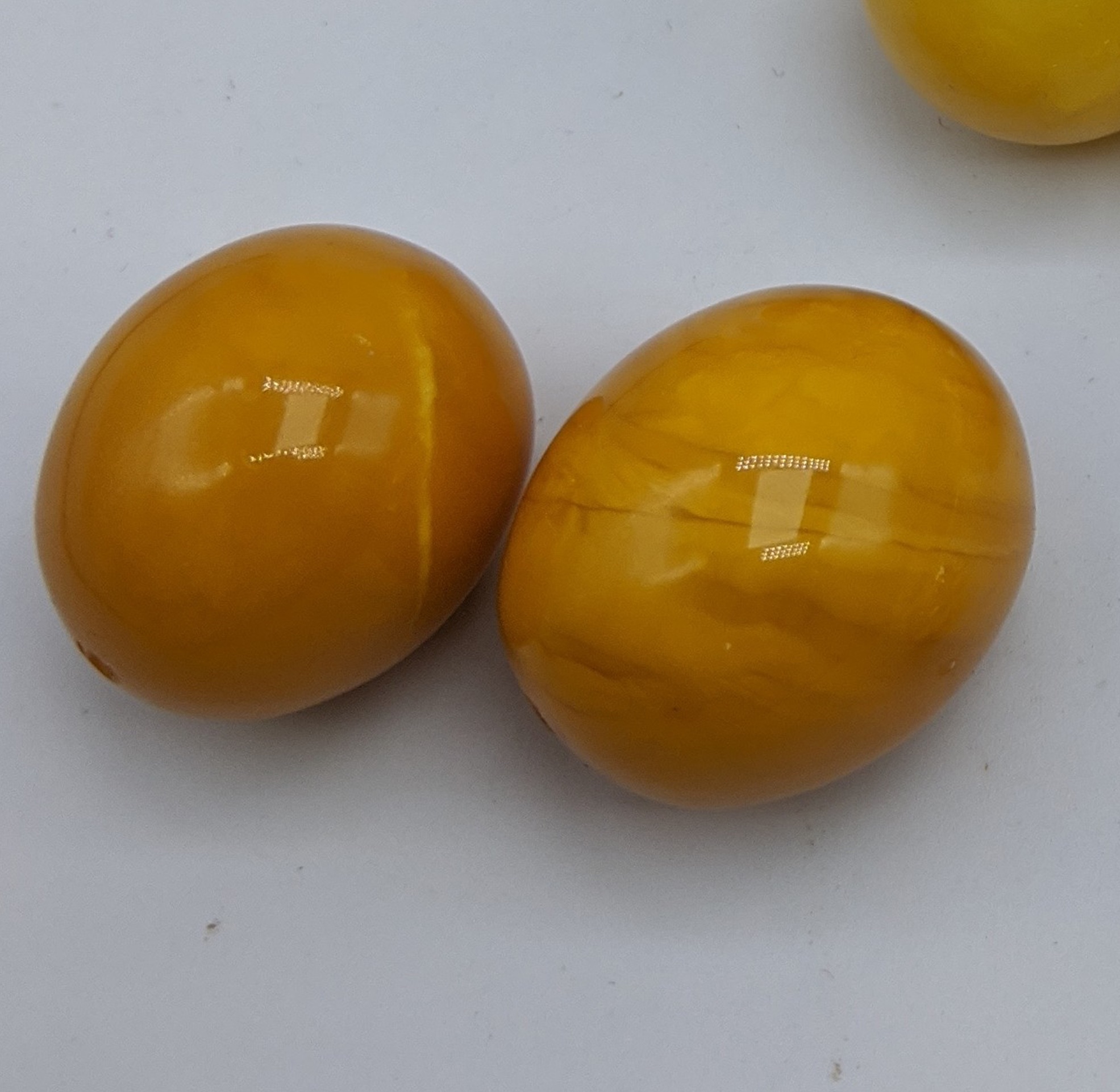 An amber bead bracelet (51g), together with two amber beads (13g) and a pair of amber earrings - Image 2 of 4