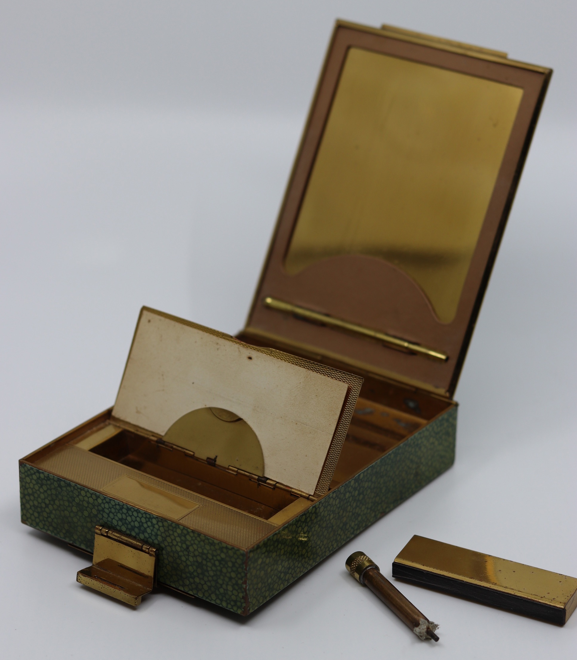 An Art Deco travel vanity compact - Image 4 of 5