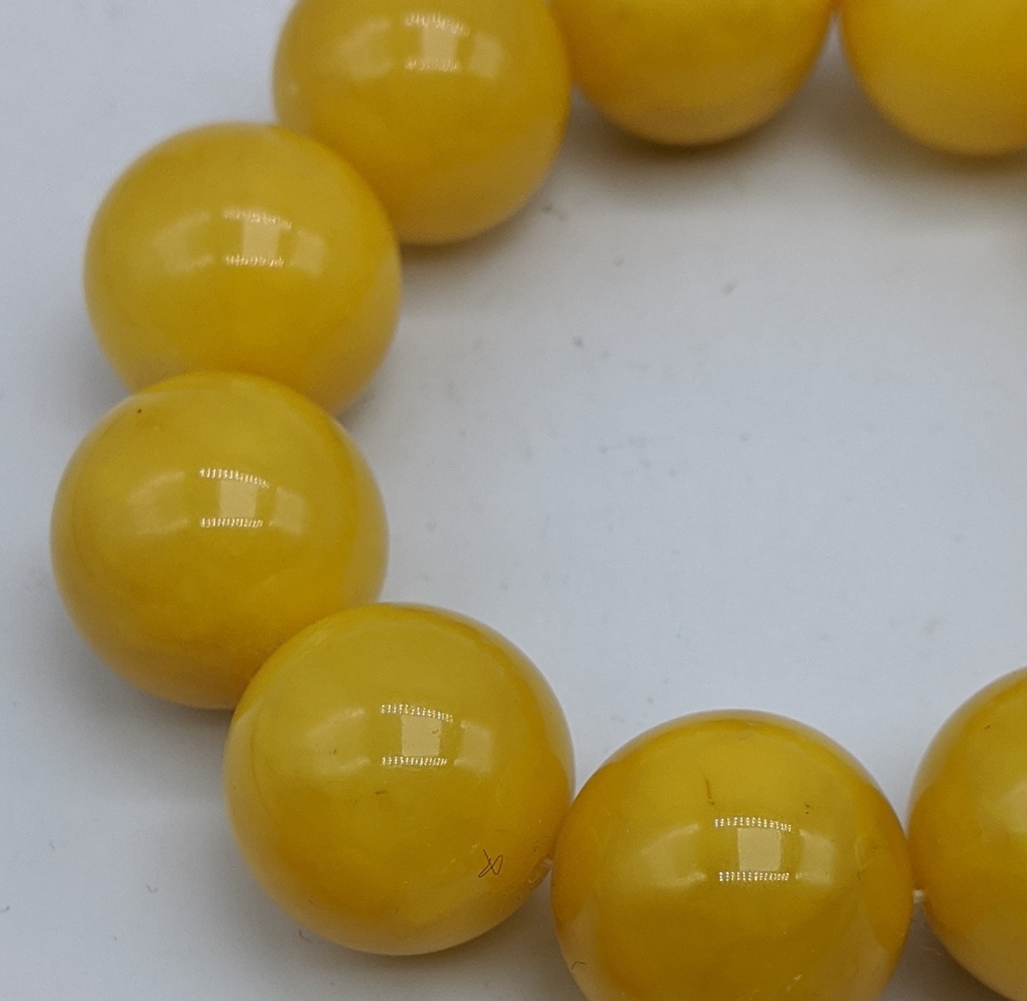 An amber bead bracelet (51g), together with two amber beads (13g) and a pair of amber earrings - Image 3 of 4