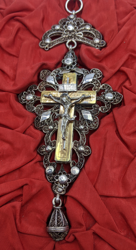 A late 18th/early 19th century gold and silver filigree crucifix pendant, possibly Swiss, 45g, H.