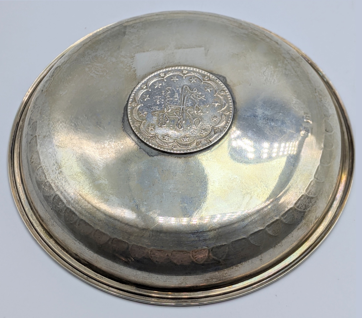 A Turkish silver dish with central silver coin, marked to inside, etched outer band, 64g, D.13cm - Image 4 of 4