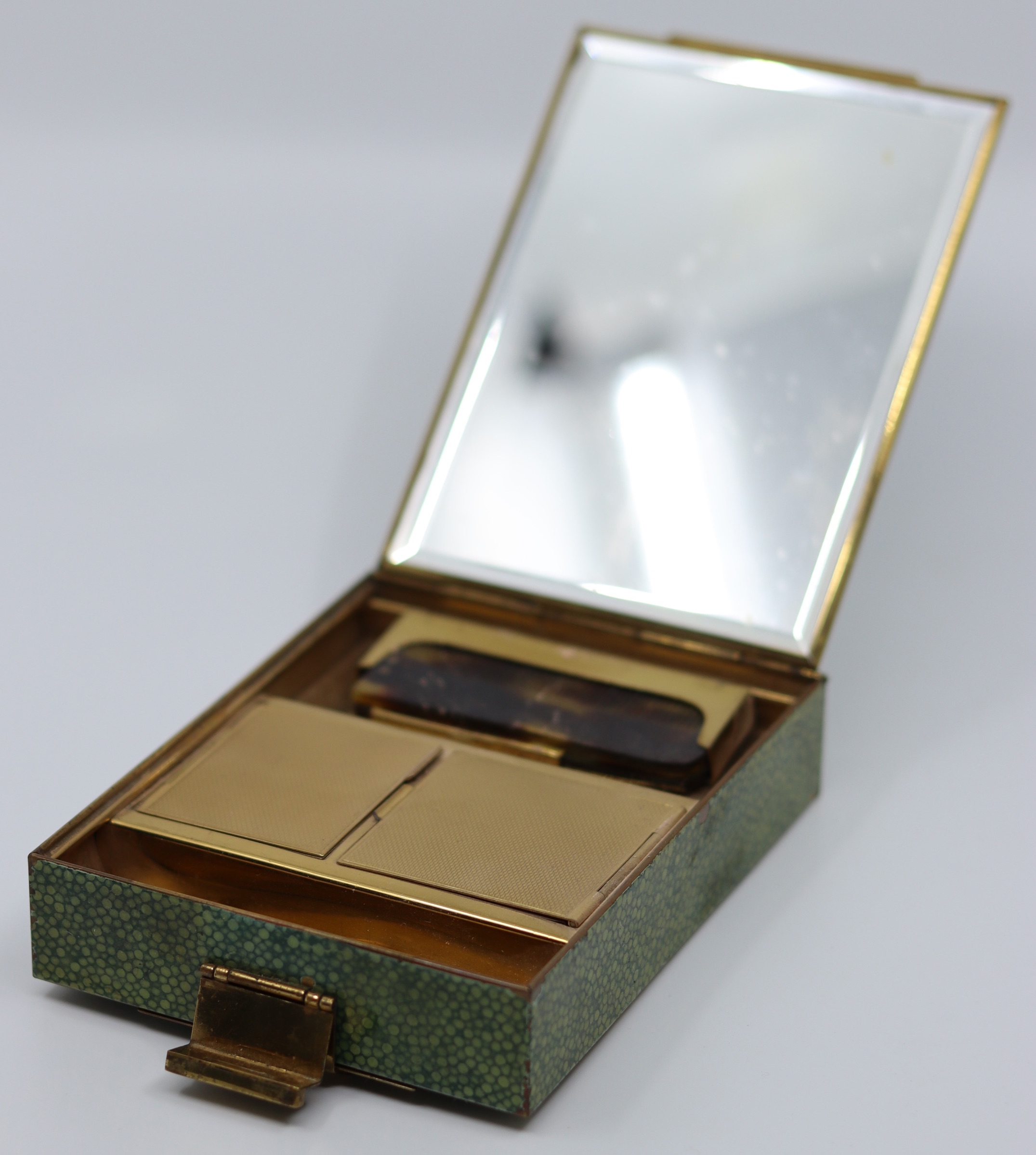 An Art Deco travel vanity compact - Image 2 of 5