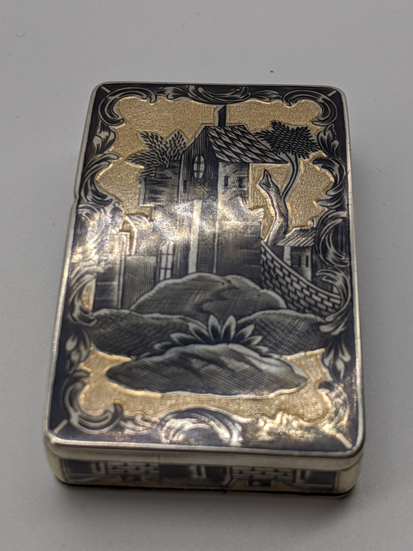 An early 19th century Russian silver pill/snuff box, etched decoration to outer, the gilt interior - Image 3 of 5