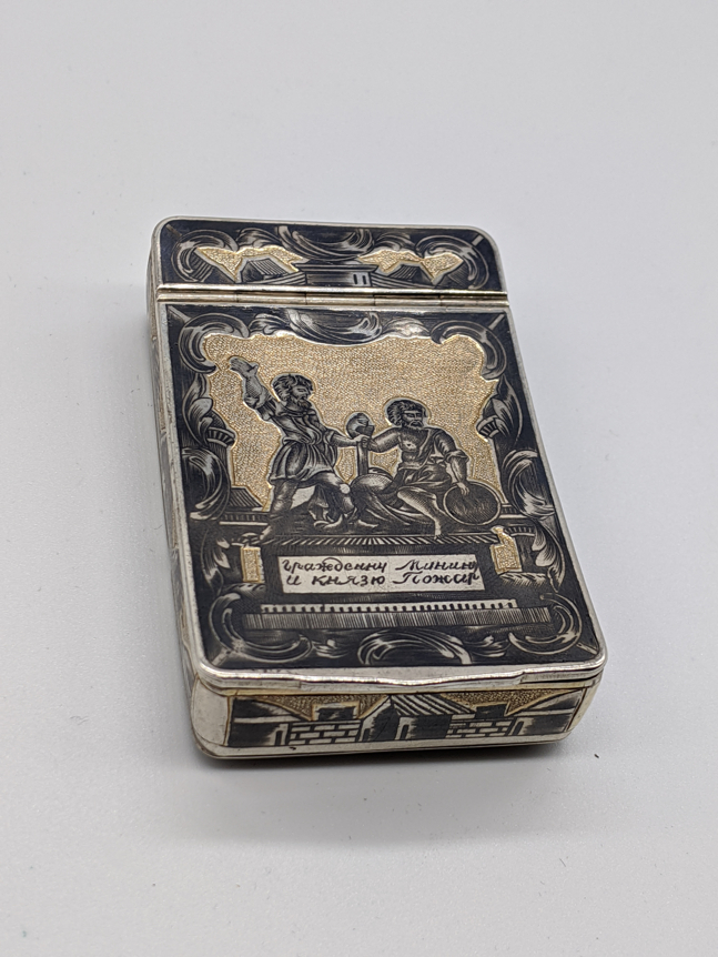 An early 19th century Russian silver pill/snuff box, etched decoration to outer, the gilt interior - Image 5 of 5