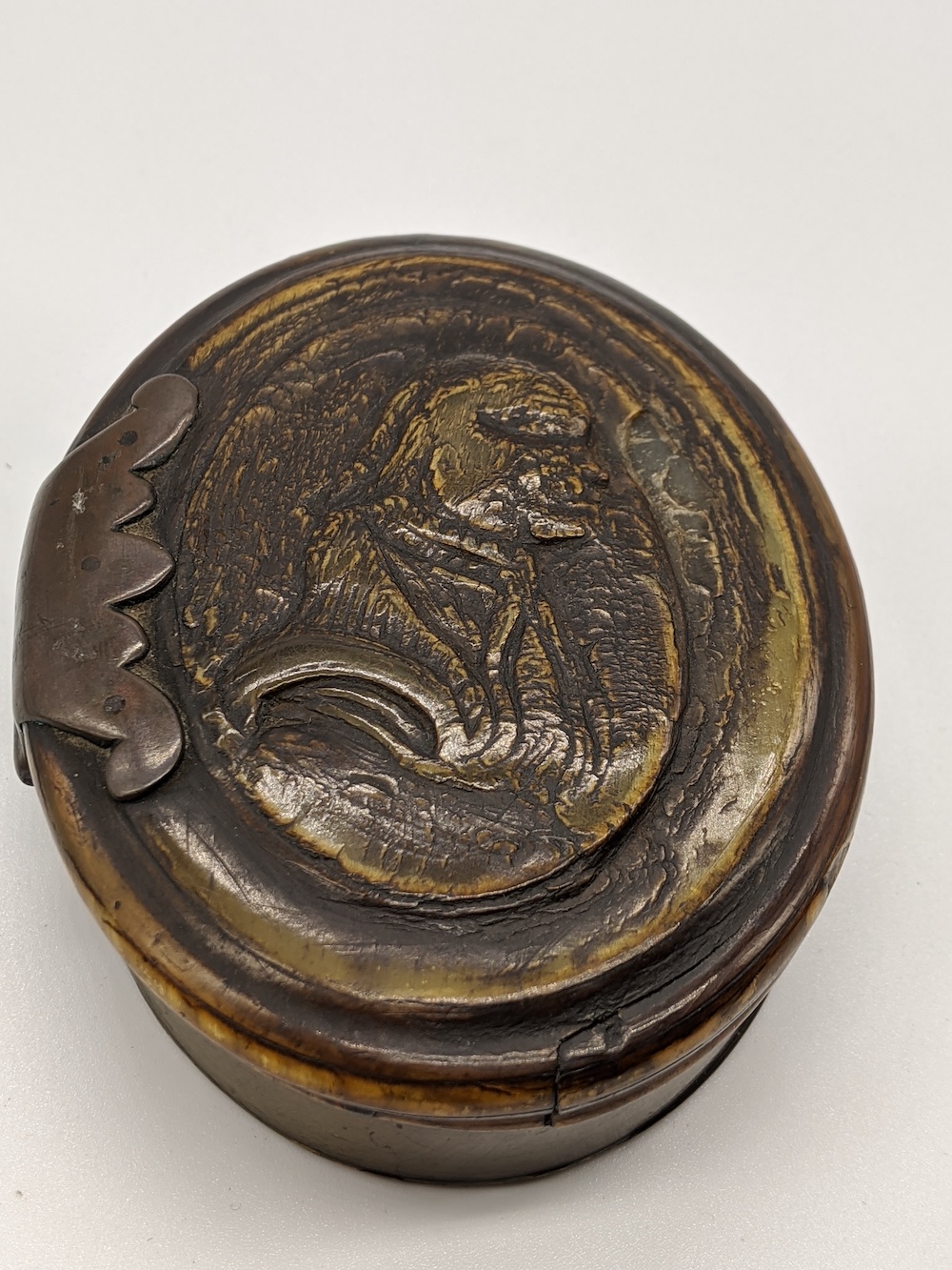 A Queen Anne horn snuff box, pressed with a portrait of a gentleman, L.10cm - Image 2 of 6