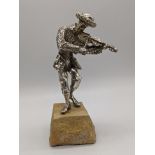 A silver sculpture of a Jewish fiddler, stamped Sterling 925, raised on stand, H.14.5cm