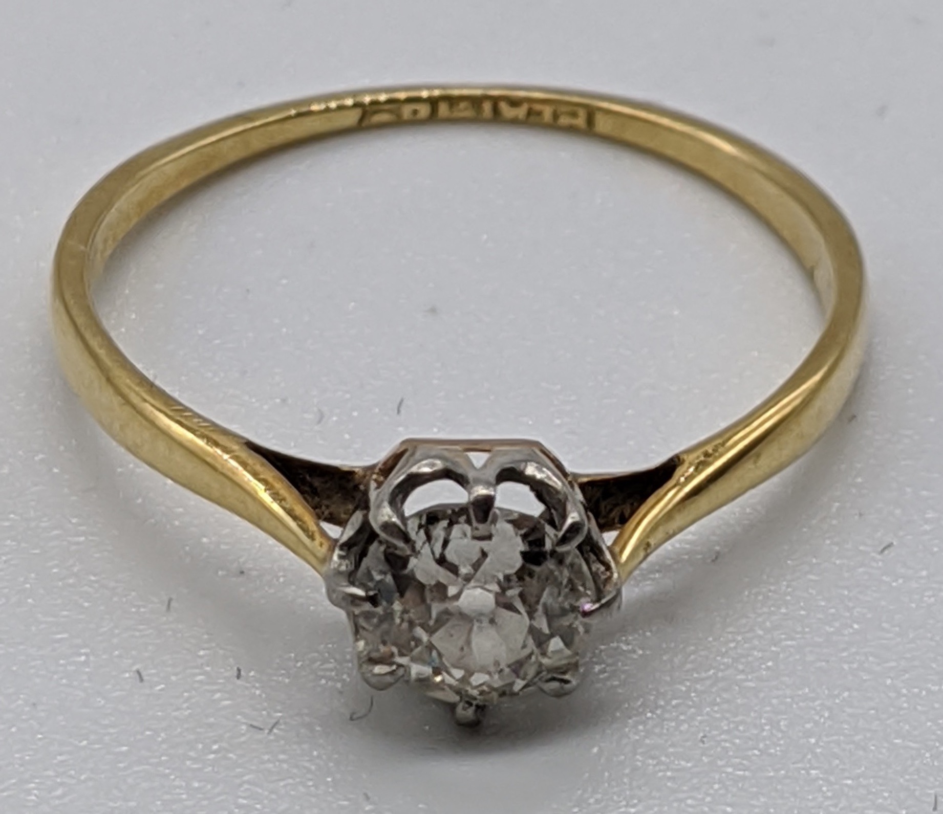 An 18ct gold and platinum diamond ring, approx.0.5cts, 1.5g