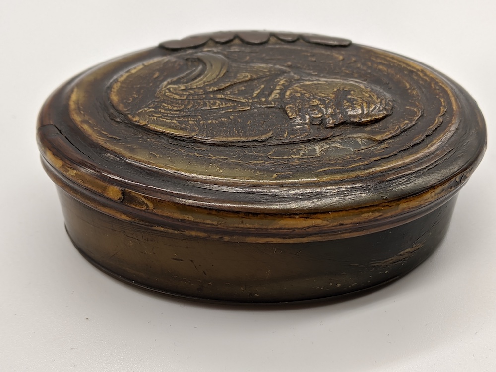 A Queen Anne horn snuff box, pressed with a portrait of a gentleman, L.10cm - Image 3 of 6