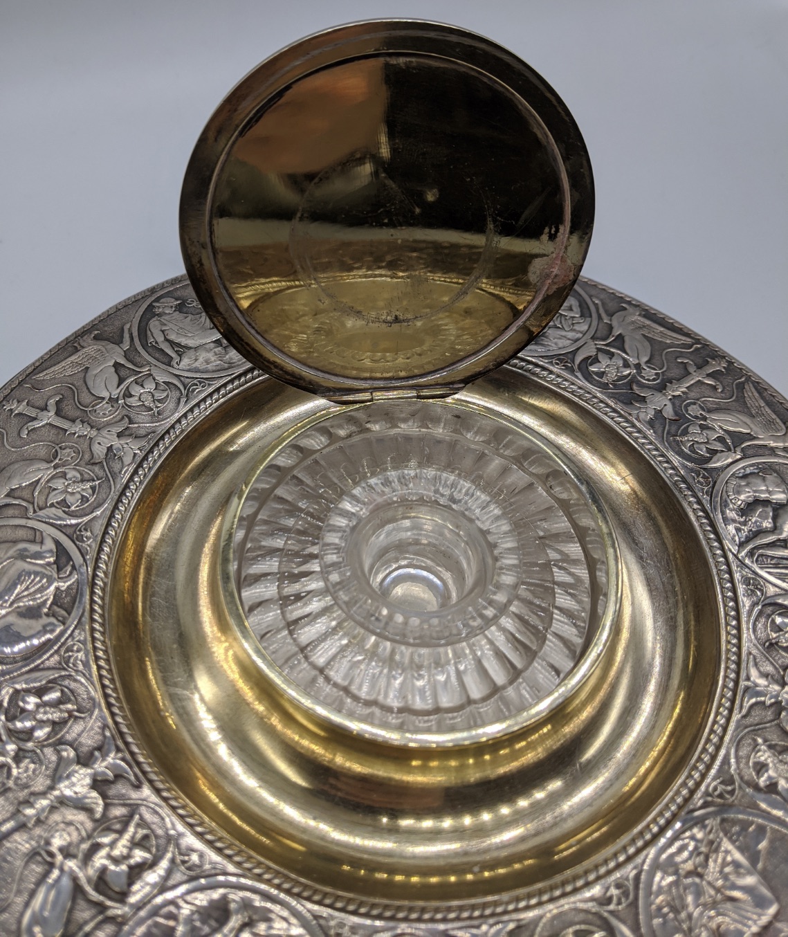 An Elkington & Co. Victorian silver plated Neo Classical inkwell, cut glass liner, D.19cm - Image 3 of 5