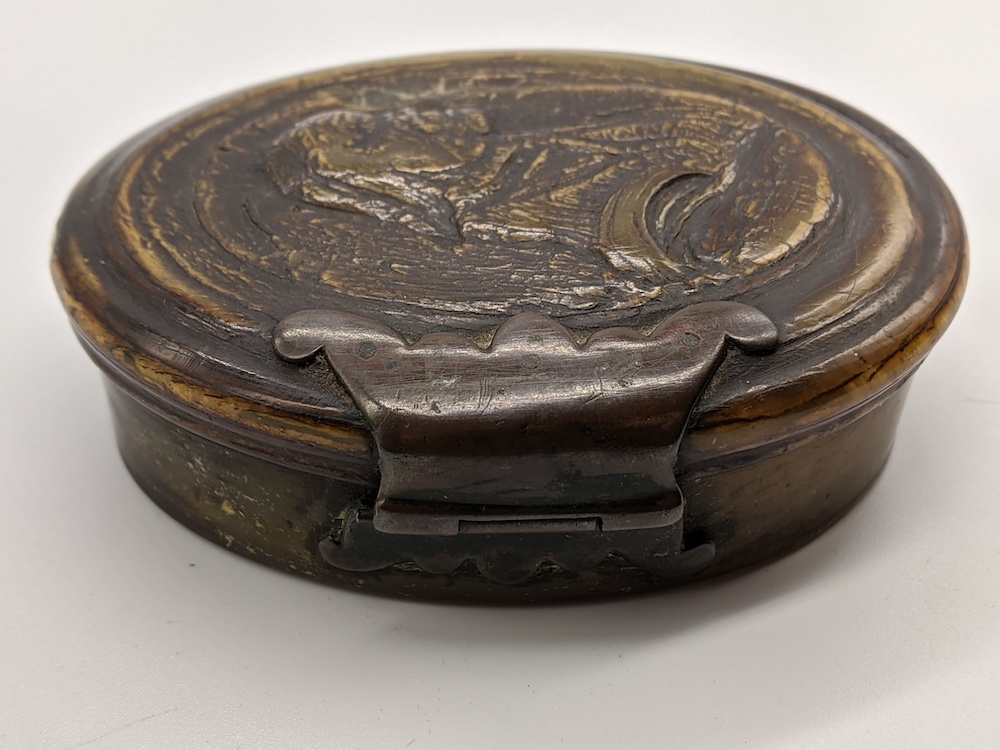 A Queen Anne horn snuff box, pressed with a portrait of a gentleman, L.10cm - Image 4 of 6