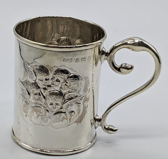 An Edwardian small silver mug, embossed with angels, hallmarked Birmingham, 1902-03, maker L&S, 48g, - Image 2 of 2