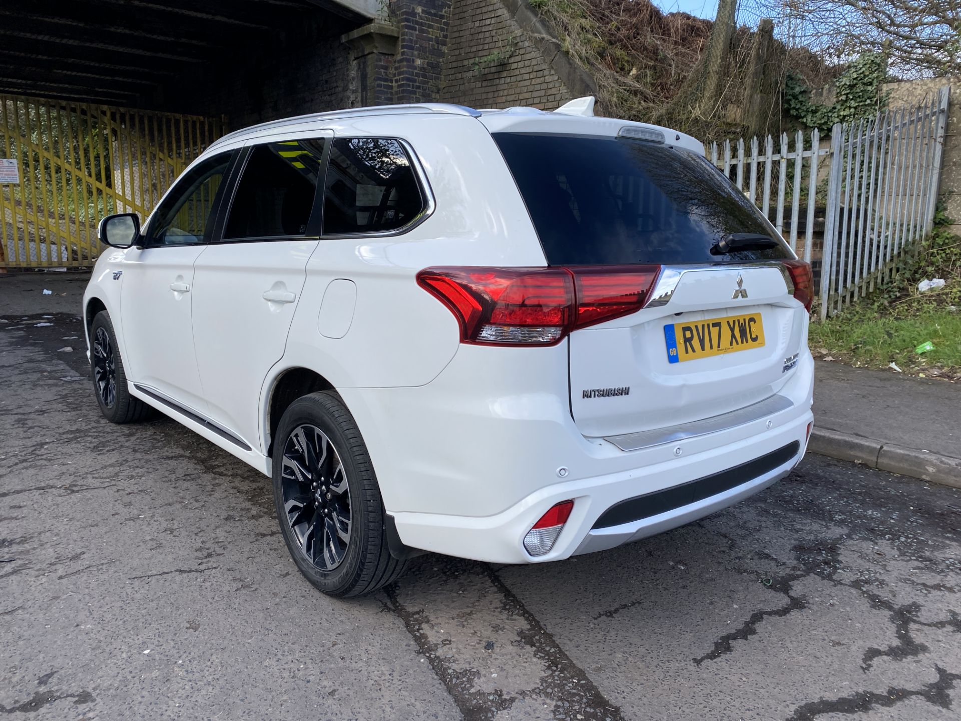 Mitsubishi Outlander 4HS PHEV CVT, White, Hybrid Electric Estate RV17 XWC - Image 8 of 50