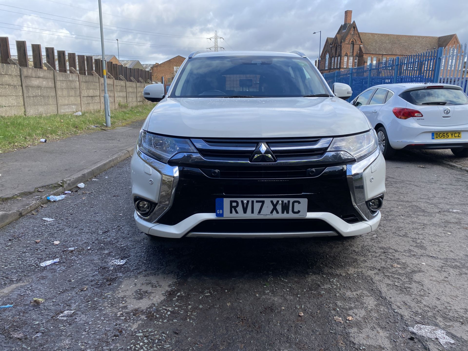 Mitsubishi Outlander 4HS PHEV CVT, White, Hybrid Electric Estate RV17 XWC - Image 4 of 50