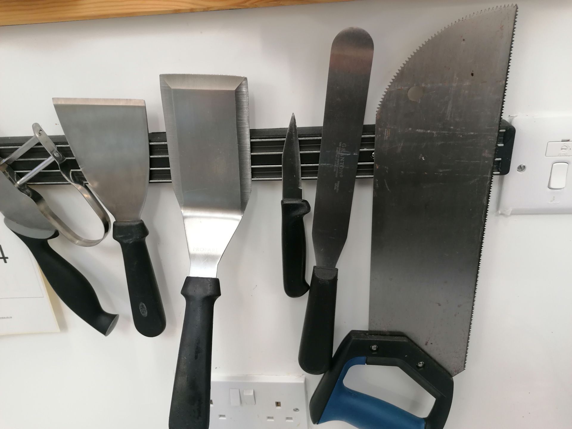 20 x various Kitchen Knives and Utensils including magnetic rack - Image 5 of 5