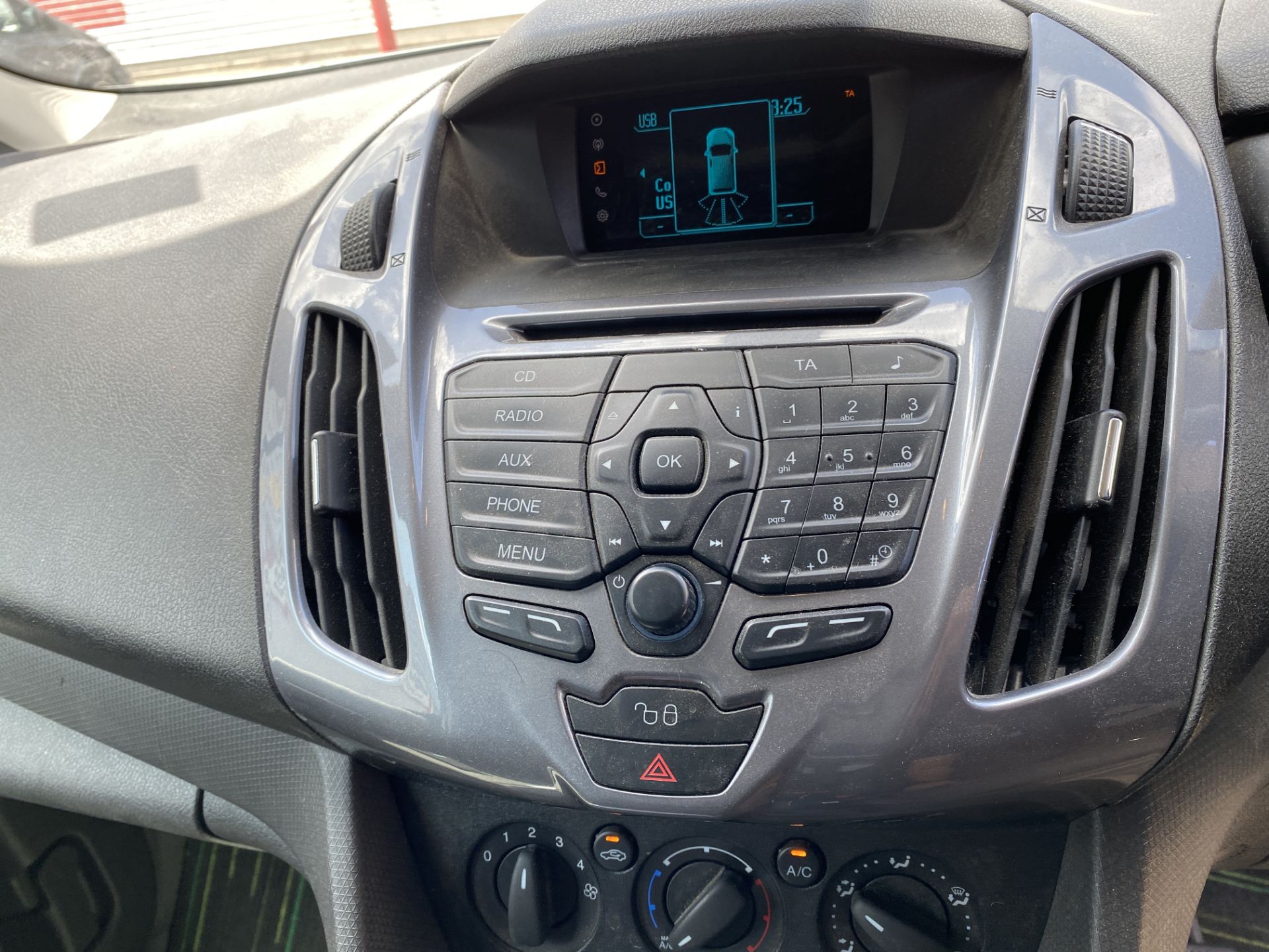 Ford Transit Connect 240 Limited, (2016) - Image 26 of 39
