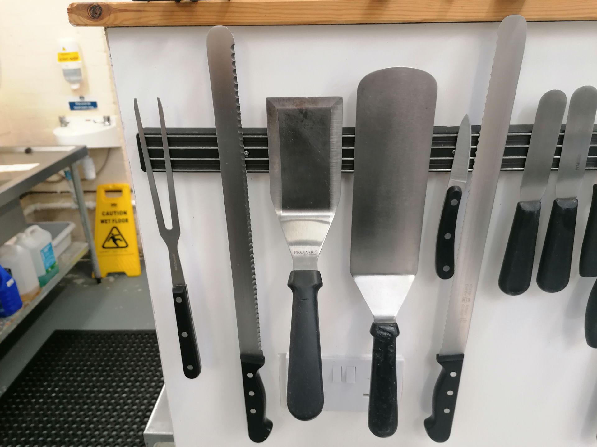 20 x various Kitchen Knives and Utensils including magnetic rack - Image 3 of 5