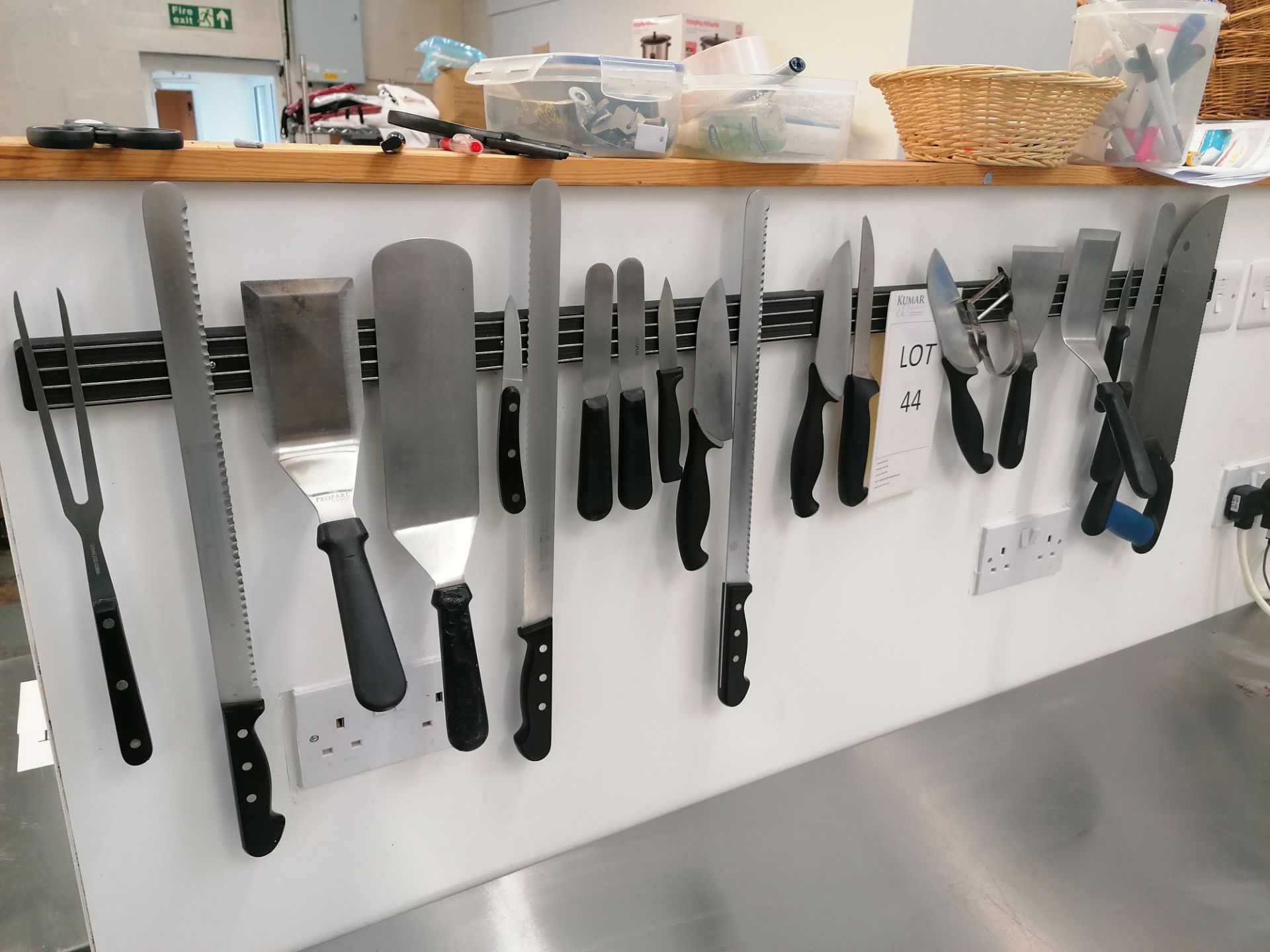 20 x various Kitchen Knives and Utensils including magnetic rack - Image 2 of 5