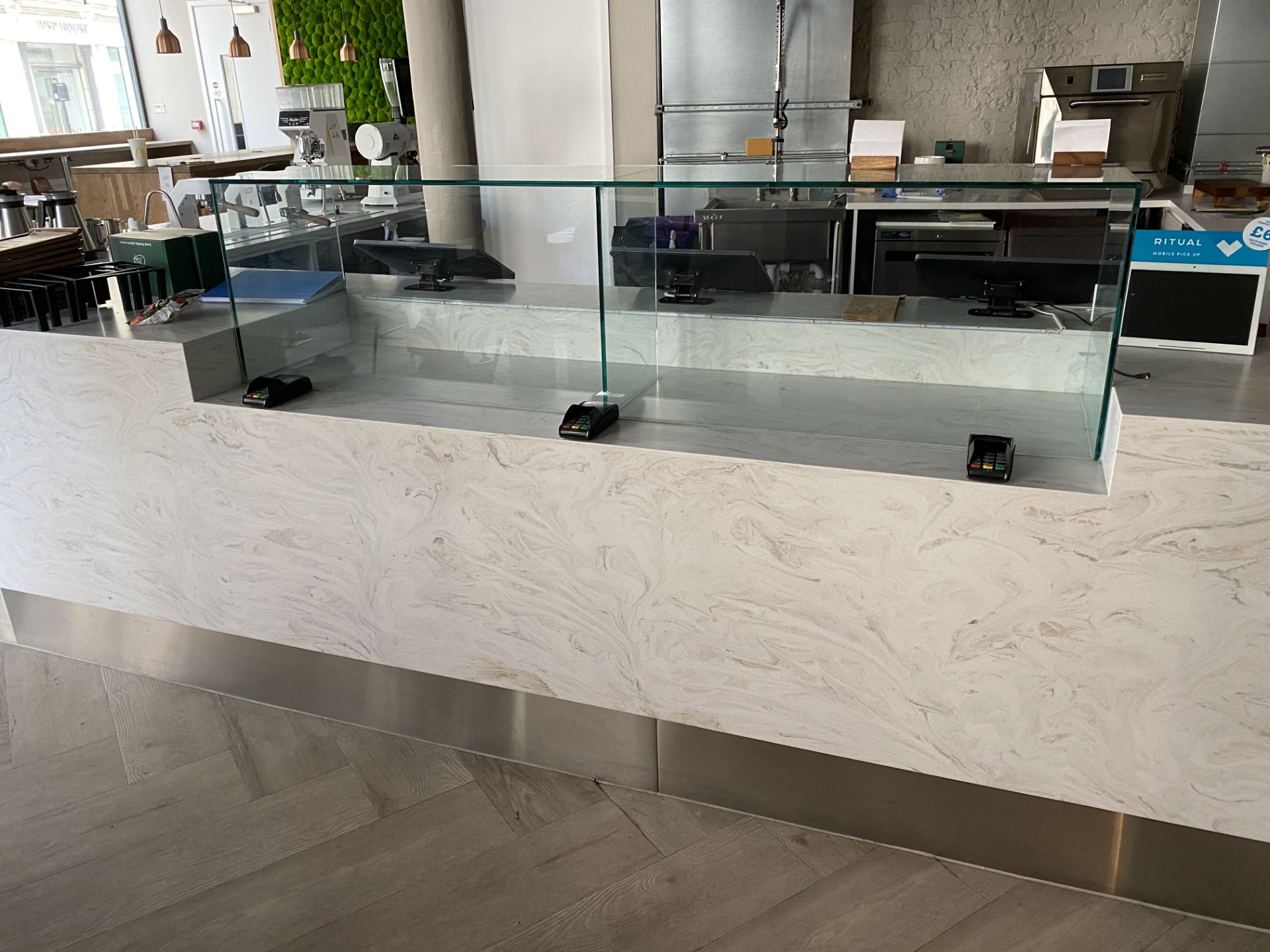 Bespoke Quartz L-Shape Display Unit with Lighting with Stainless Steel Surround. Size - 5M x 3M - Bild 5 aus 13