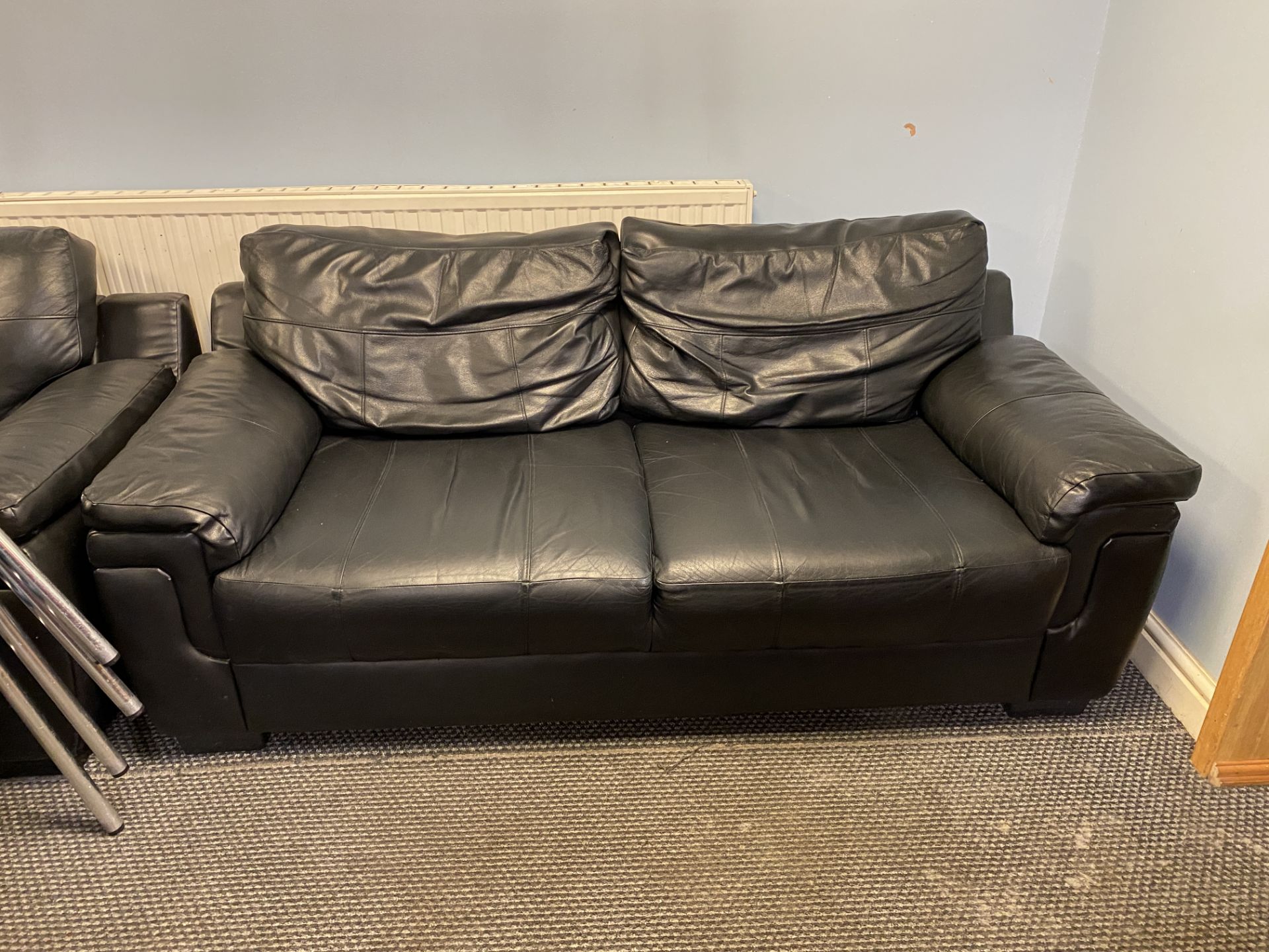 Black 2 seater leather sofa - Image 4 of 4